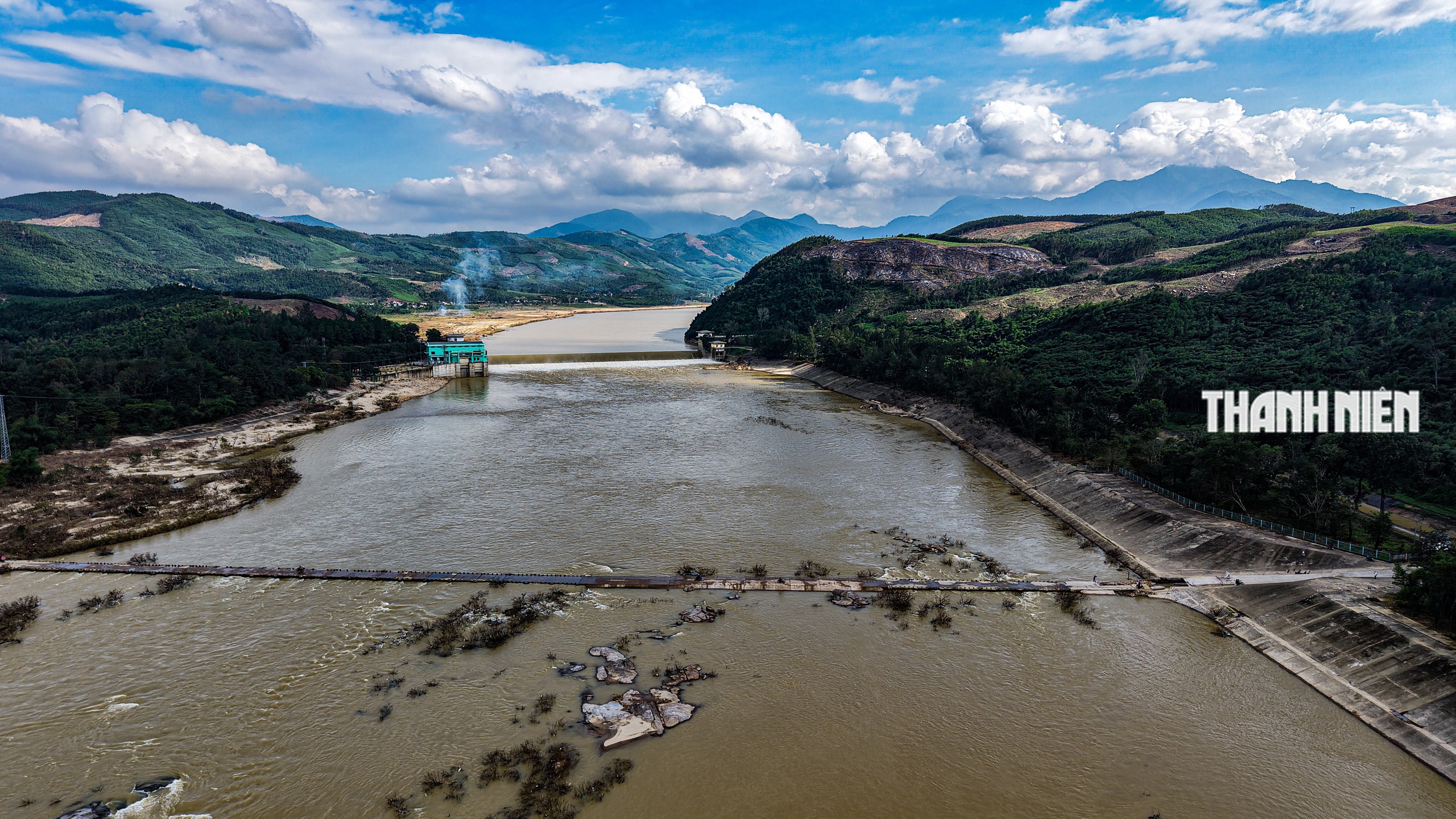 Cận cảnh cầu tràn Thạch Nham sụt lún sau lũ- Ảnh 8.