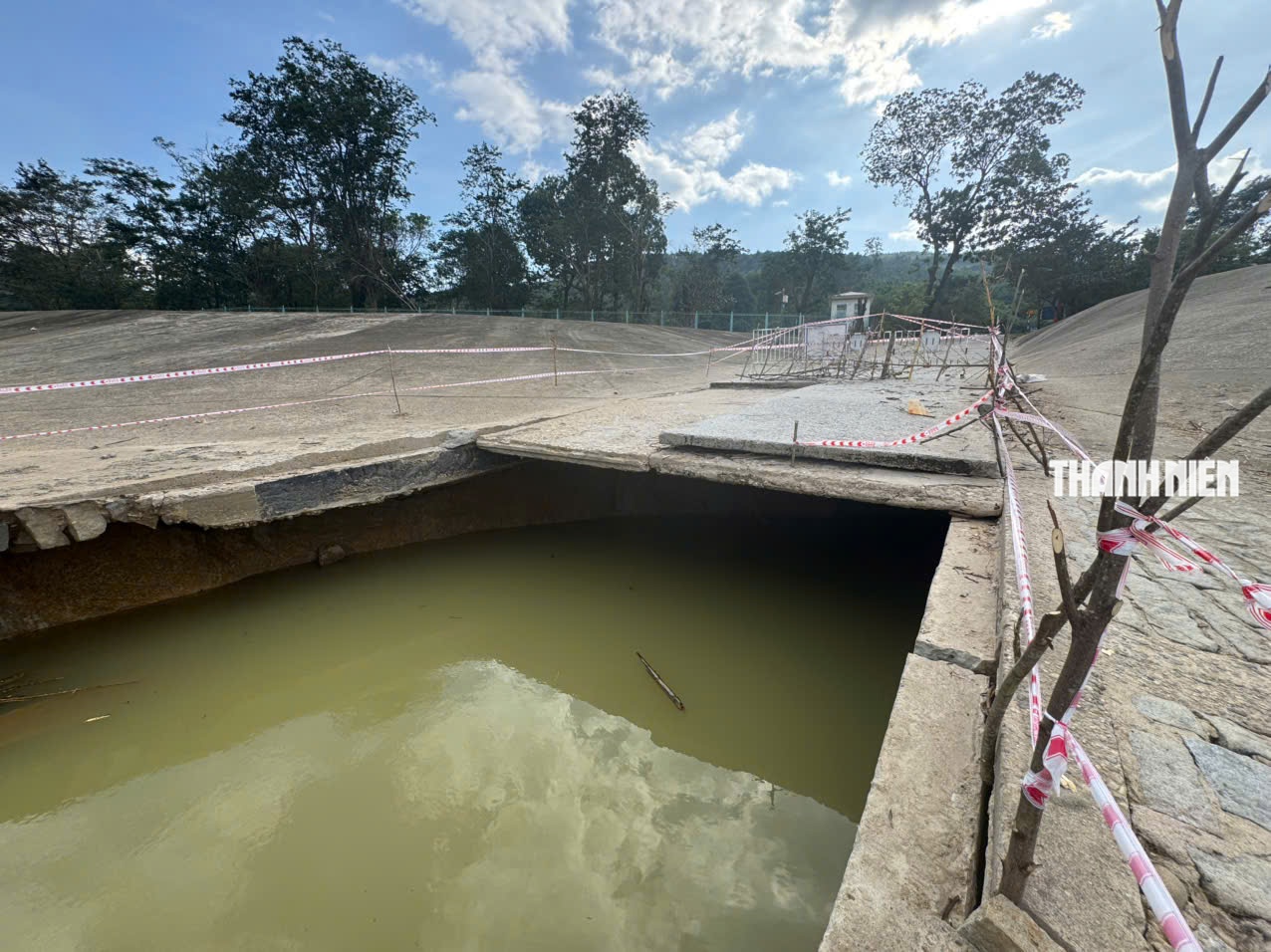 Cận cảnh cầu tràn Thạch Nham sụt lún sau lũ- Ảnh 6.