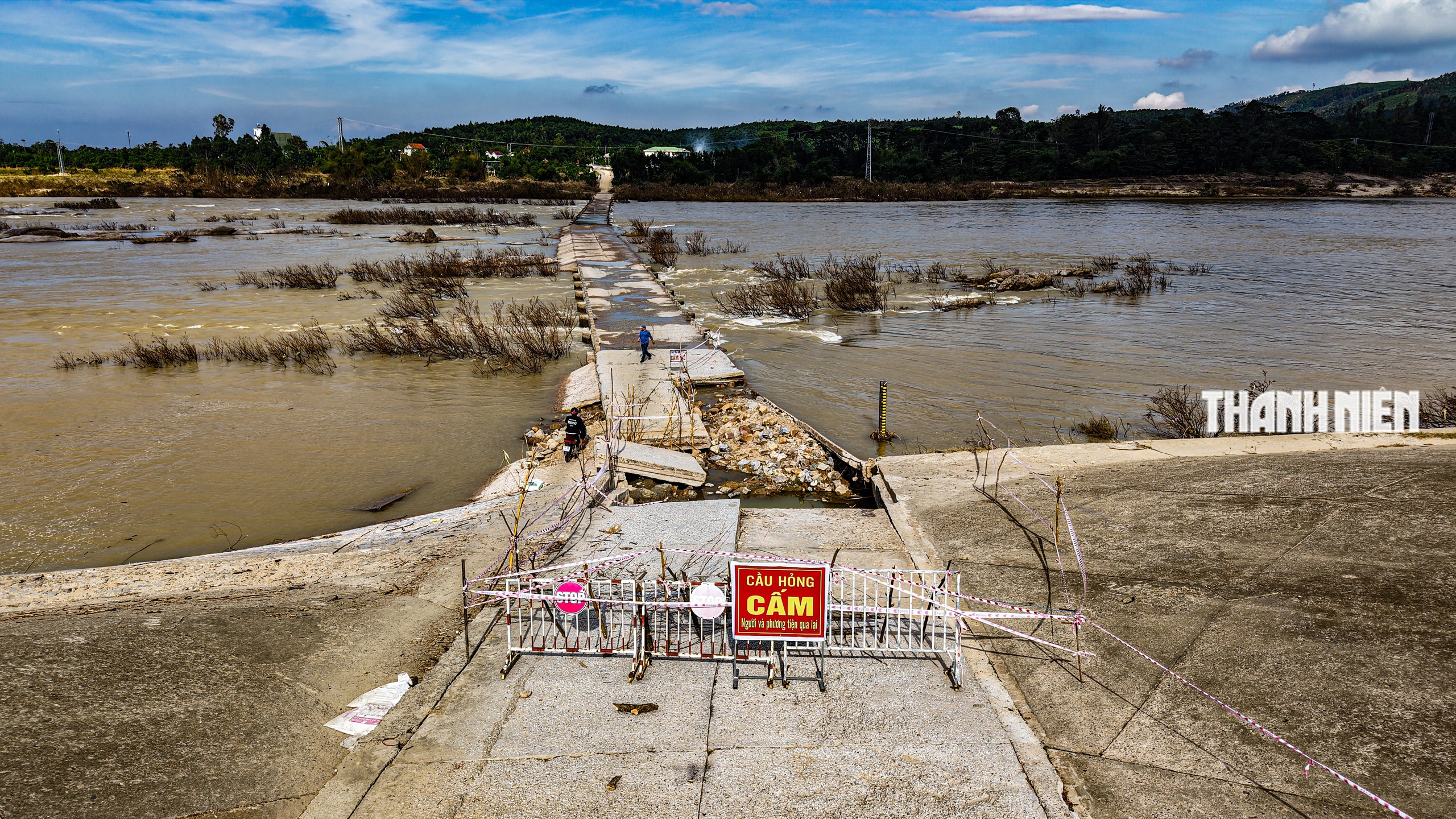 Cận cảnh cầu tràn Thạch Nham sụt lún sau lũ- Ảnh 4.