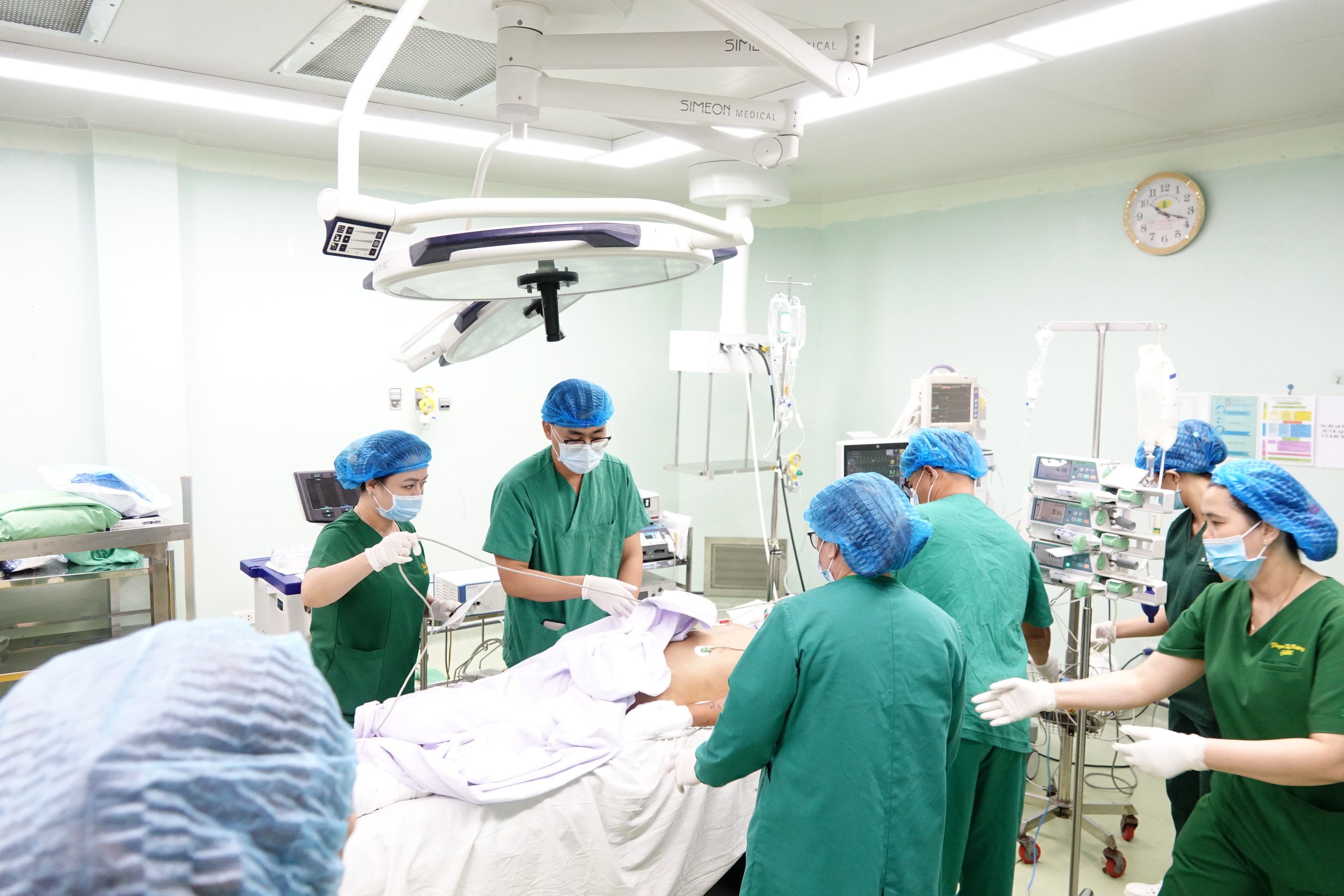 24 giờ chạy đua lấy và ghép tạng từ người hiến chết não đầu tiên ở ĐBSCL - Ảnh 2.