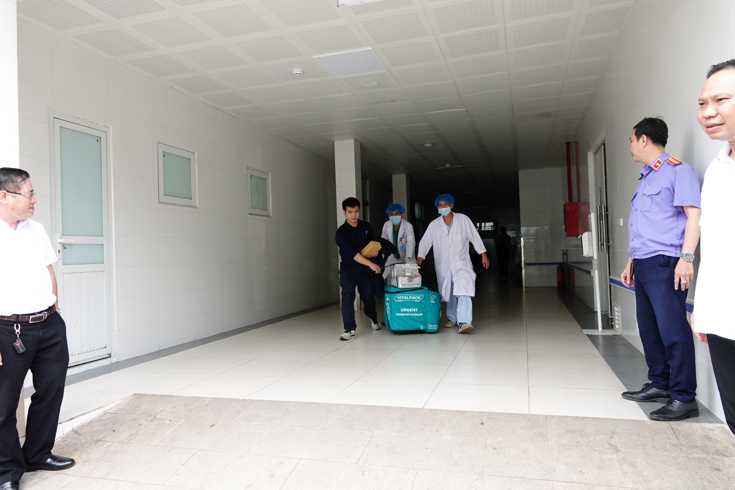 24 giờ chạy đua lấy và ghép tạng từ người hiến chết não đầu tiên ở ĐBSCL - Ảnh 3.