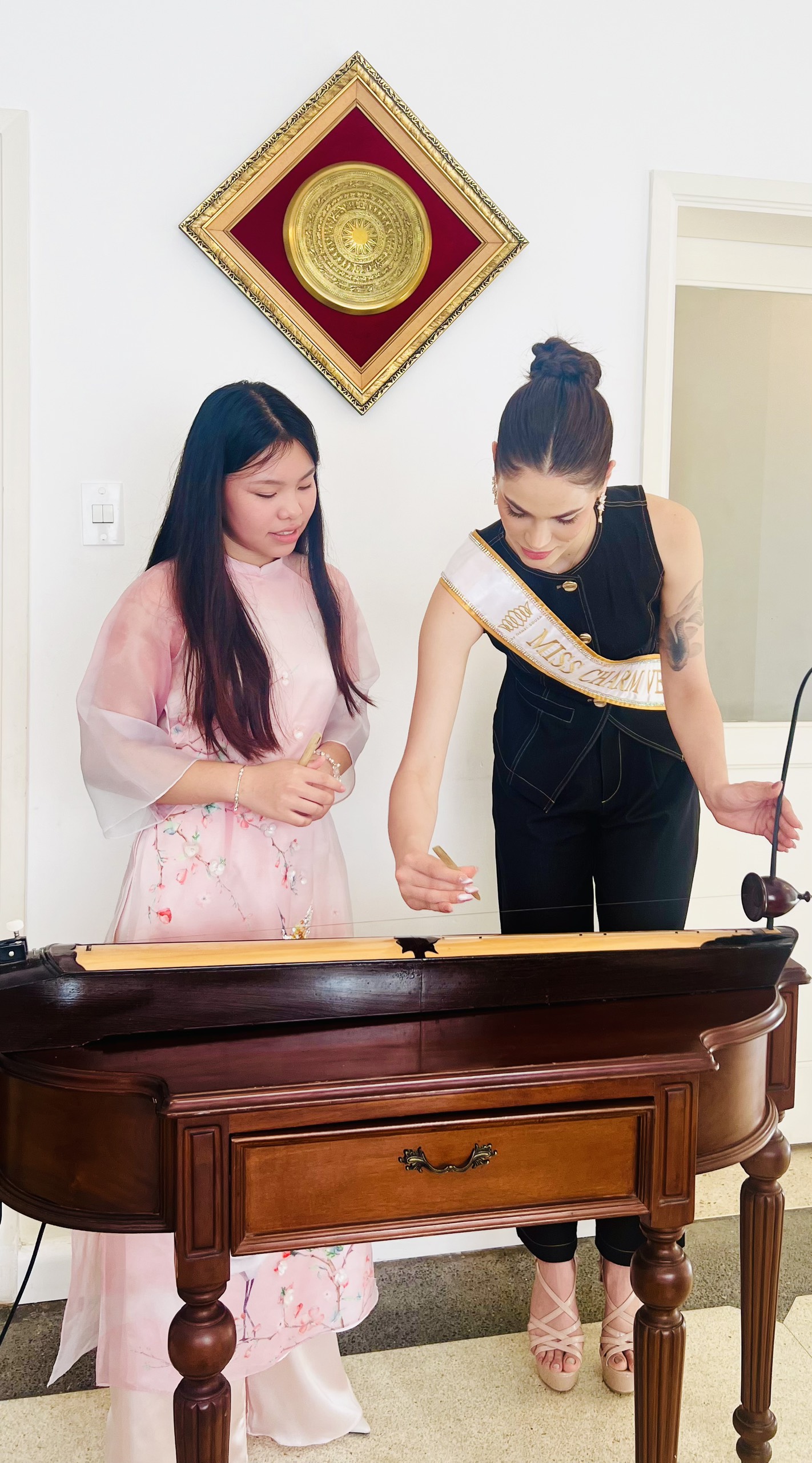 Hoa hậu Venezuela khám phá văn hóa Việt Nam qua ẩm thực và trang phục truyền thống - Ảnh 6. Hoa hậu Venezuela khám phá văn hóa Việt Nam qua ẩm thực và trang phục truyền thống - Ảnh 6.