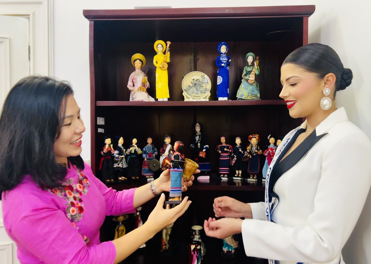 Hoa hậu Venezuela khám phá văn hóa Việt Nam qua ẩm thực và trang phục truyền thống - Ảnh 7. Hoa hậu Venezuela khám phá văn hóa Việt Nam qua ẩm thực và trang phục truyền thống - Ảnh 7.