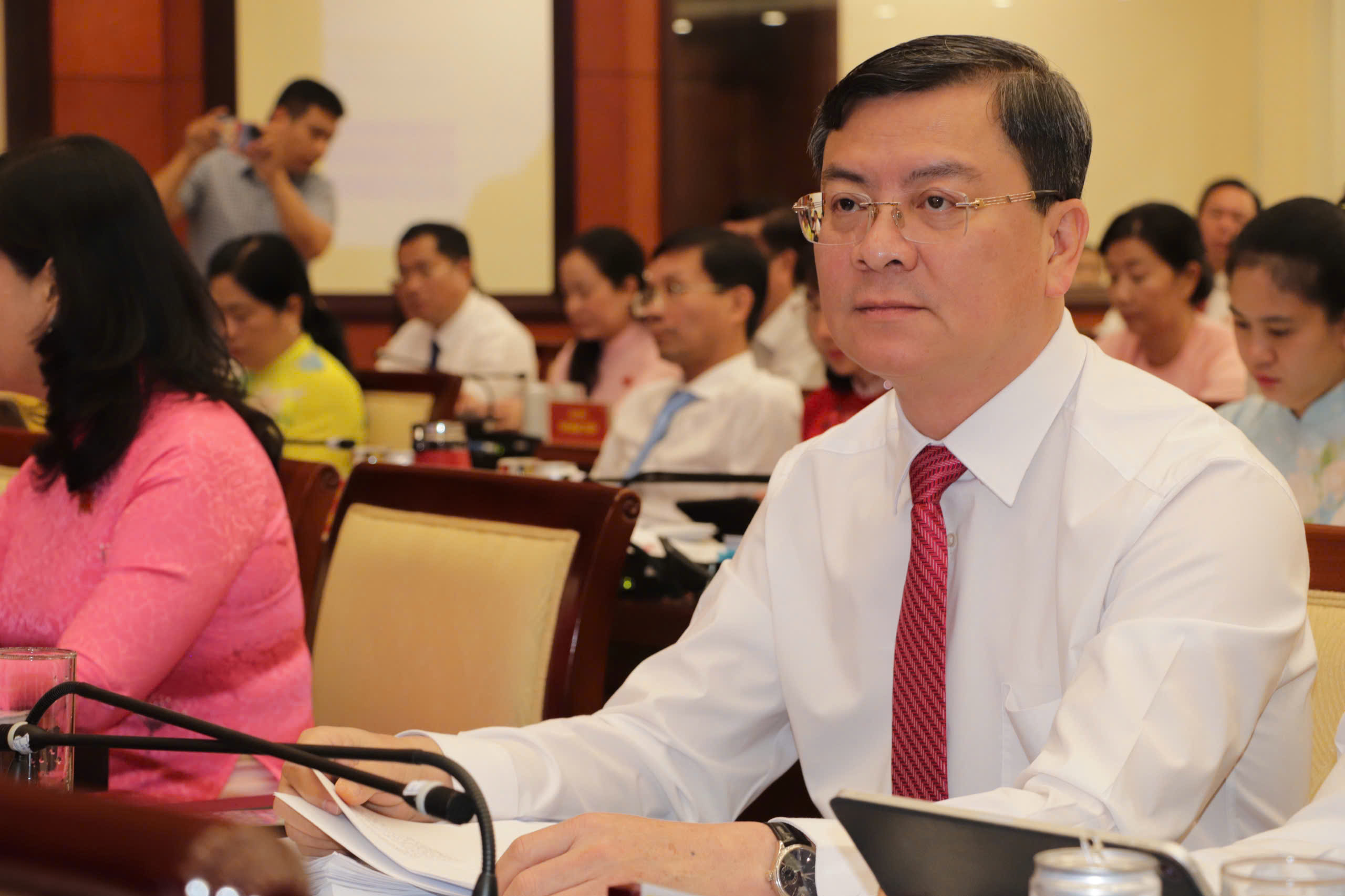 Giới thiệu ông Hoàng Nguyên Dinh, Nguyễn Công Vinh, Trần Văn Bảy bầu Phó chủ tịch UBND TP.HCM- Ảnh 2.