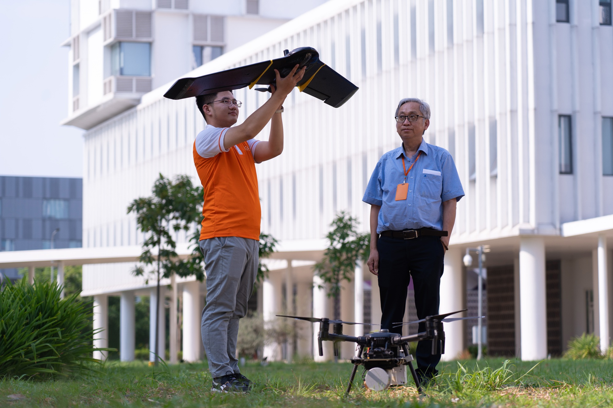 - Foto 1. - Ảnh 1.