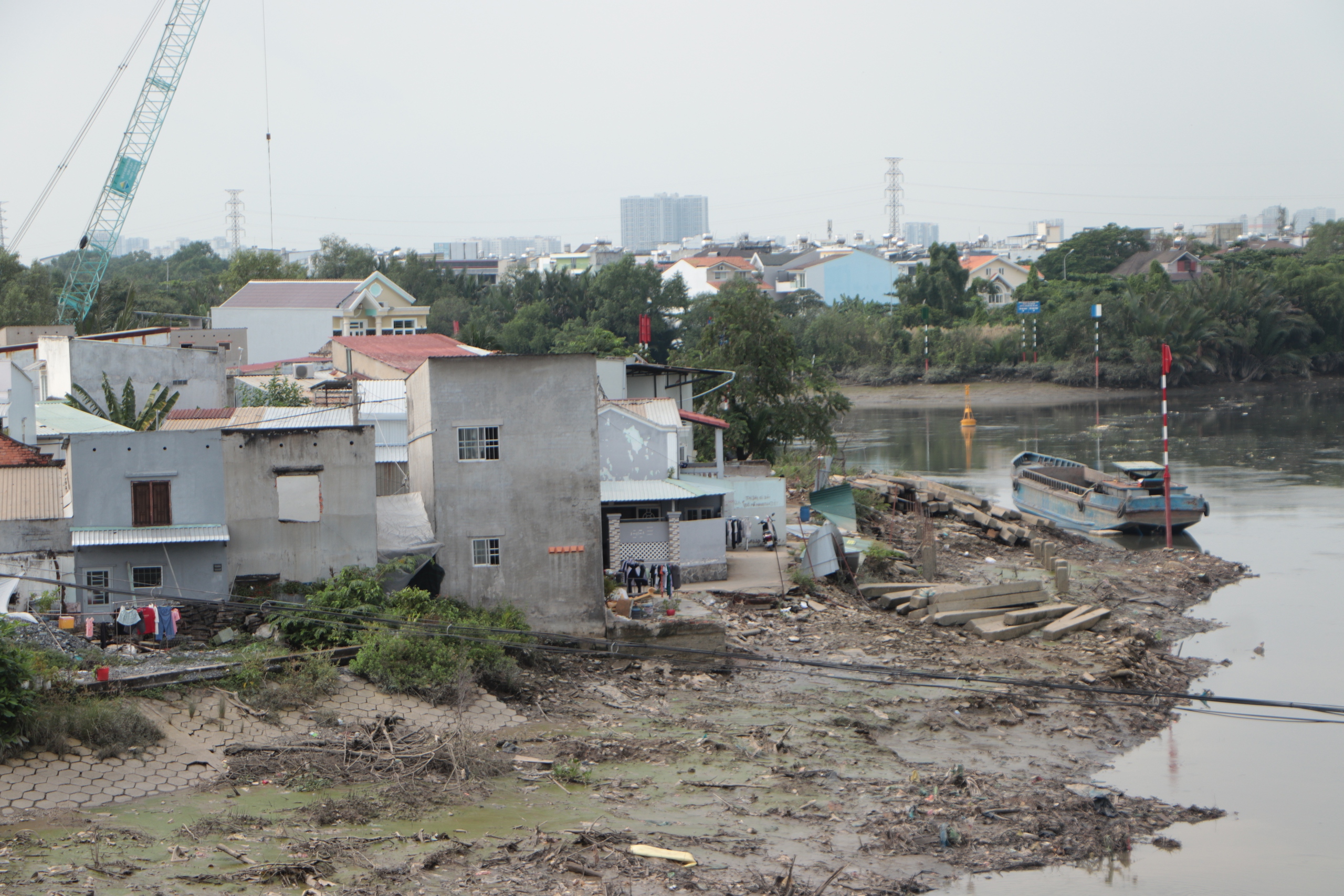 Sạt lở ở TP.HCM - Kỳ 2: D&acirc;n Nh&agrave; B&egrave; sống c&ugrave;ng ngập, lo sạt lở v&agrave; sụt l&uacute;n nh&agrave; - Ảnh 1.