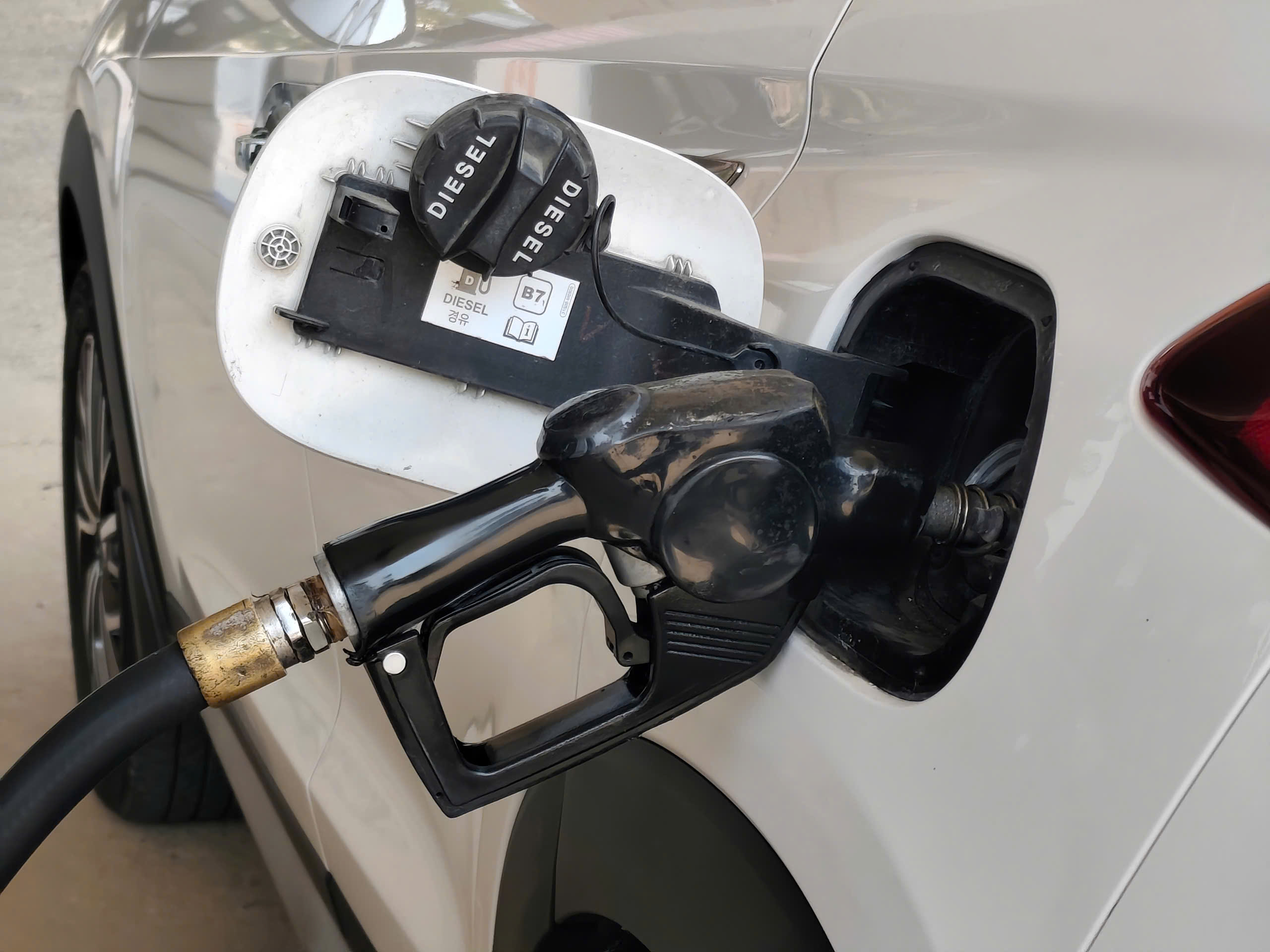 Giá xăng dầu hôm nay 24.12.2025: Giữ đà tăng, xăng trong nước được điều chỉnh thế nào?- Ảnh 1.