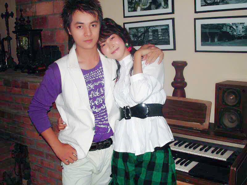 Hôn nhân ngọt ngào của ca sĩ Đăng Khôi và vợ hot girl - Ảnh 1.