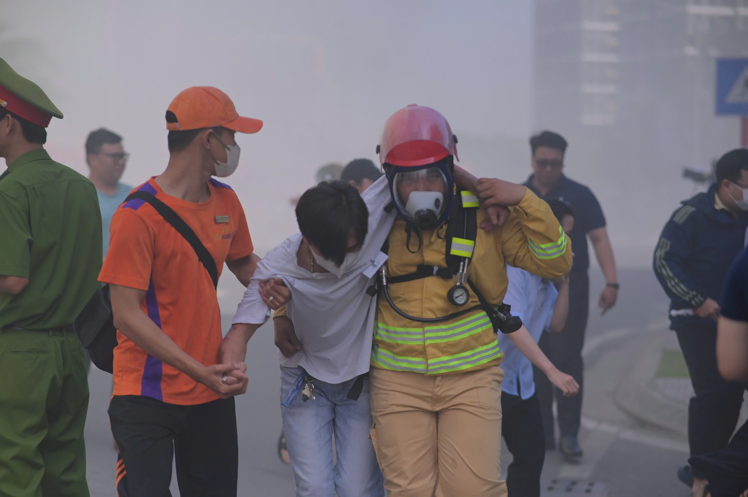 Công an TP.HCM tổ chức diễn tập cháy nổ quy mô lớn nhất năm - Ảnh 5.