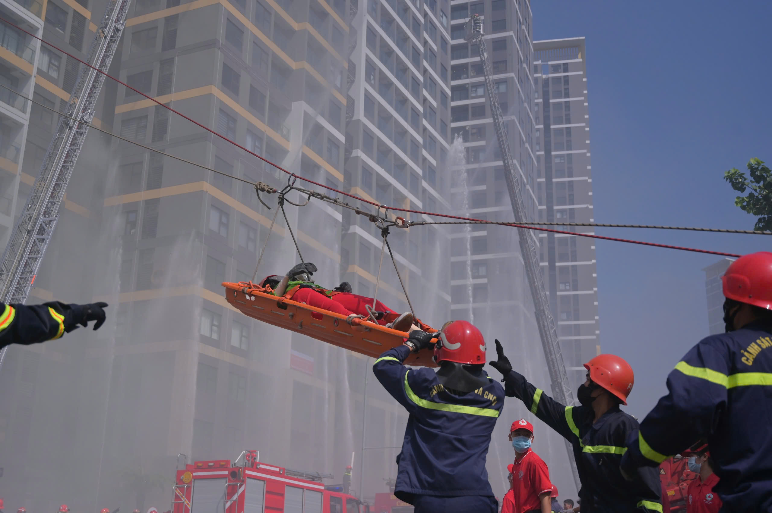 Công an TP.HCM tổ chức diễn tập cháy nổ quy mô lớn nhất năm - Ảnh 4.