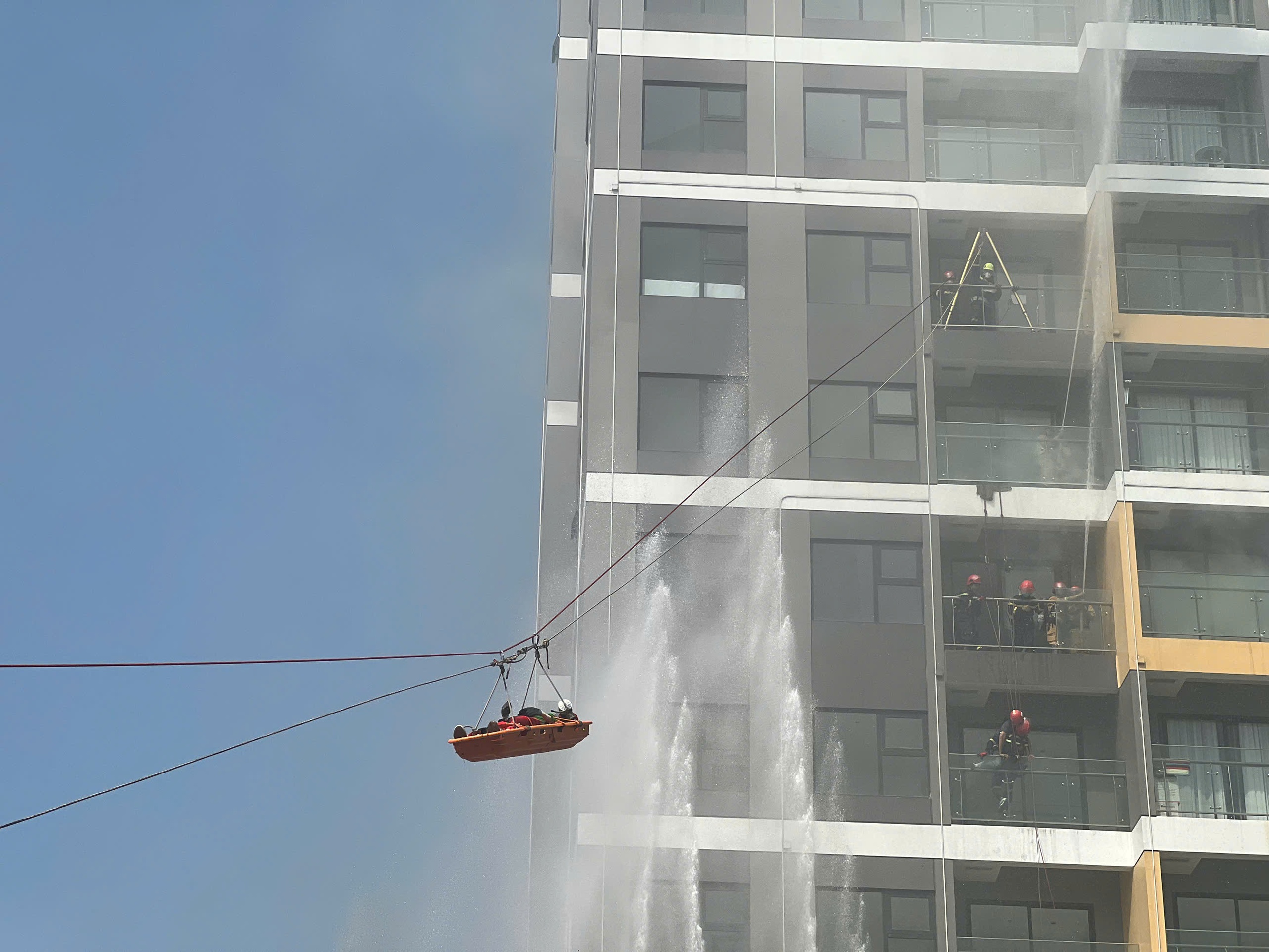 Công an TP.HCM tổ chức diễn tập cháy nổ quy mô lớn nhất năm - Ảnh 8.