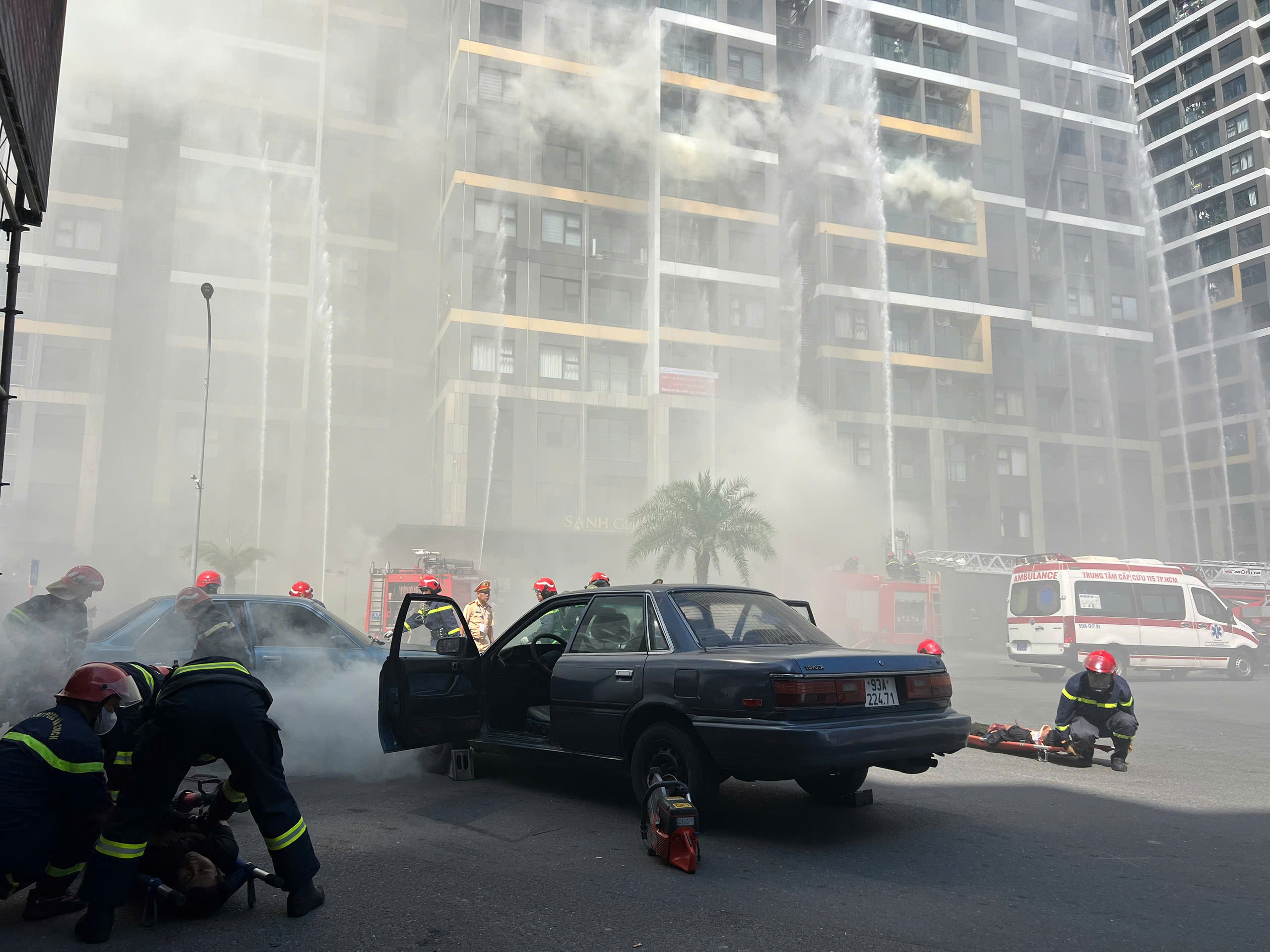 Công an TP.HCM tổ chức diễn tập cháy nổ quy mô lớn nhất năm - Ảnh 9.