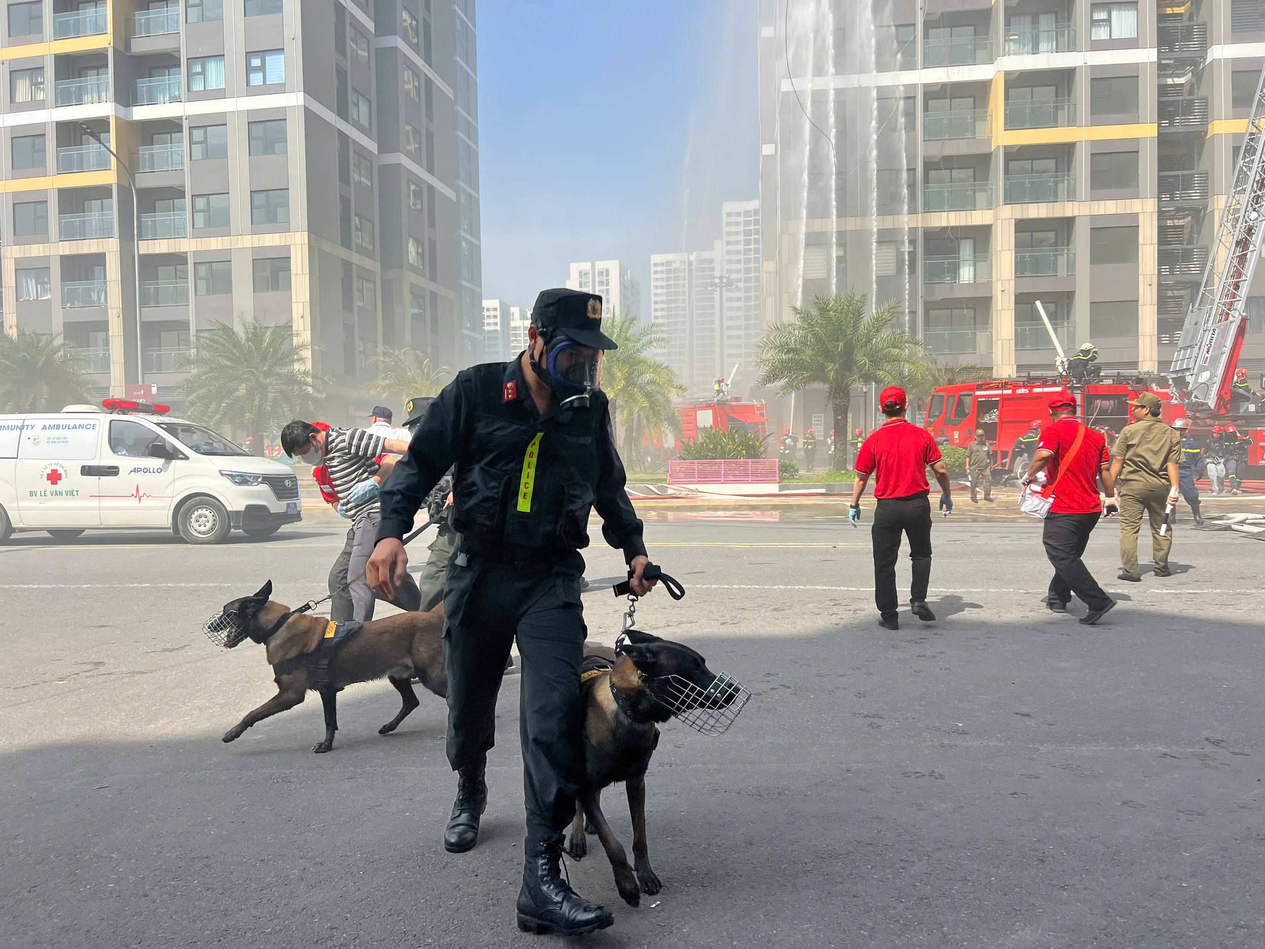 Công an TP.HCM tổ chức diễn tập cháy nổ quy mô lớn nhất năm - Ảnh 7.