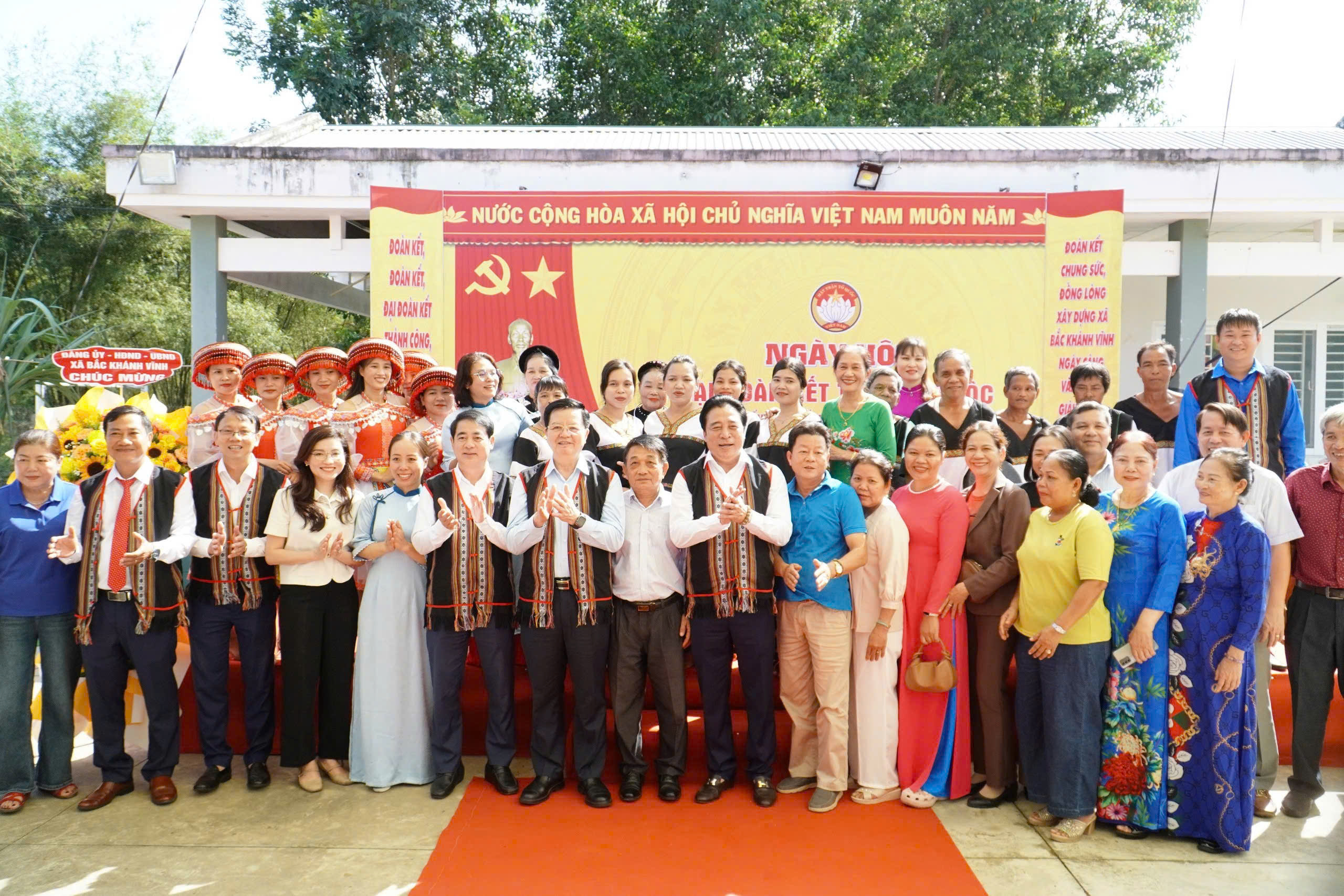 Phó thủ tướng Mai Văn Chính dự Ngày hội Đại đoàn kết toàn dân tộc Khánh Hòa - Ảnh 4.