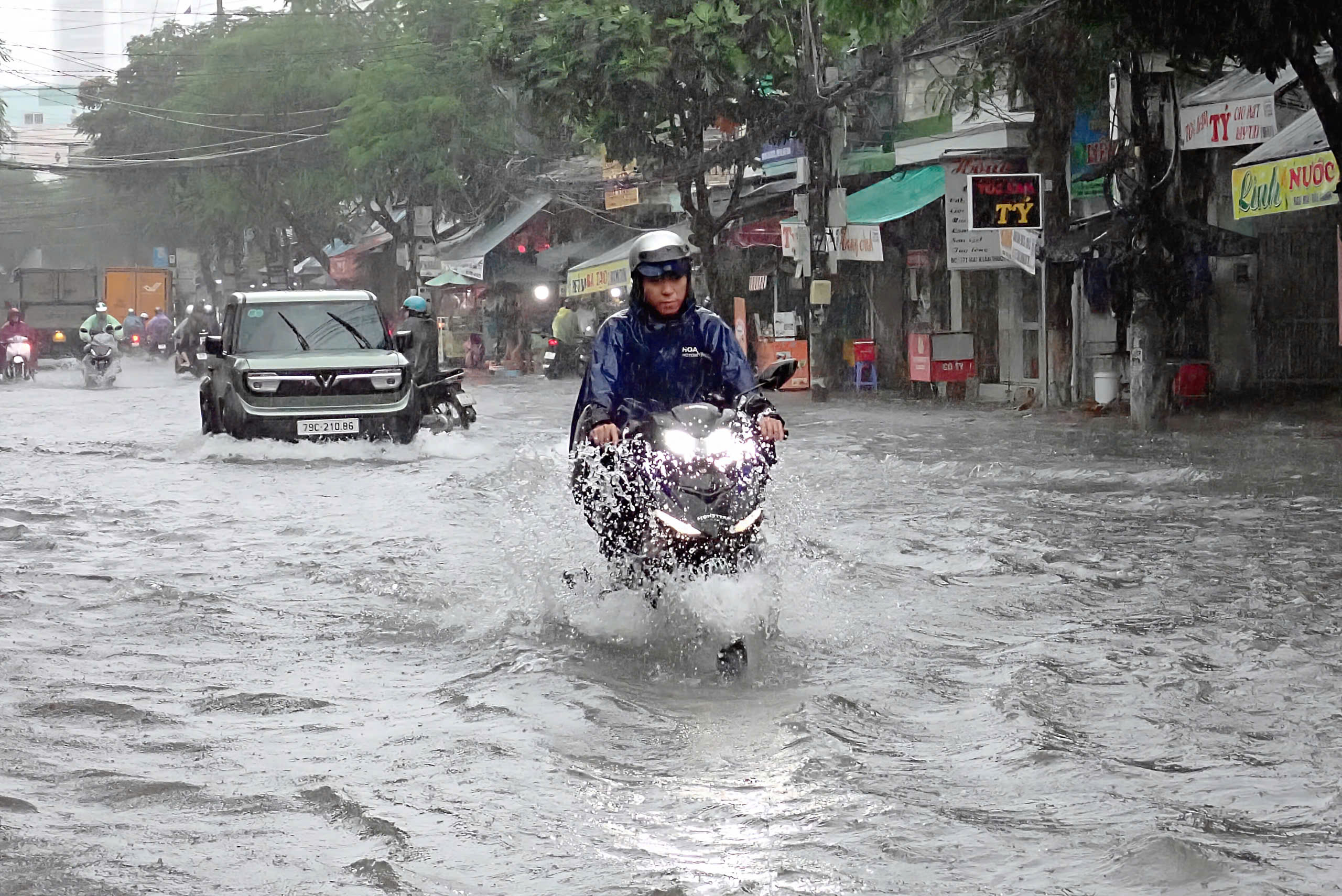 Khánh Hòa chủ động ứng phó mưa lớn từ nay đến 18.11 - Ảnh 1.