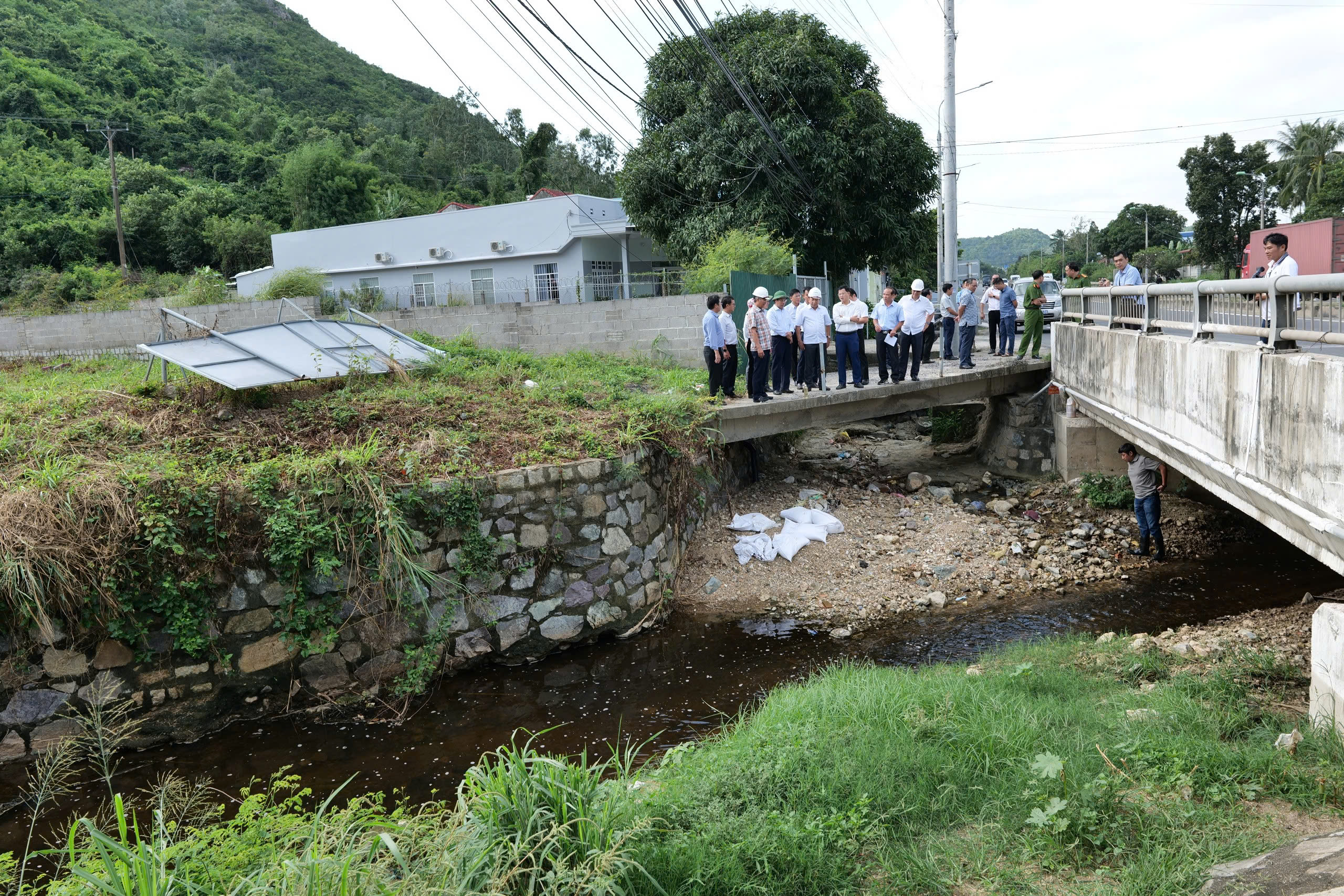 Khánh Hòa đề xuất giải pháp xử lý nước rỉ rác chảy ra biển Nha Trang - Ảnh 2.