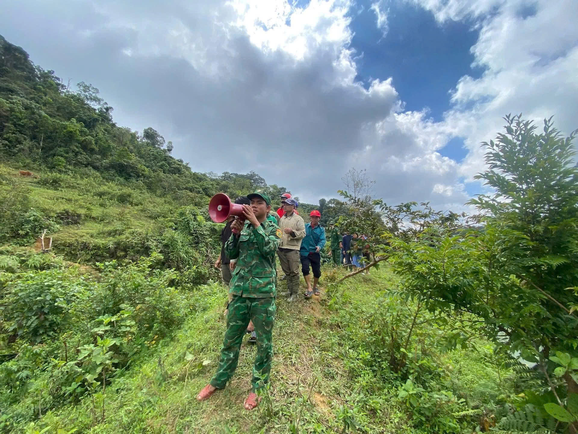 Sạt lở núi đá chảy như thác ở Đà Nẵng: Dùng flycam, chó nghiệp vụ tìm người- Ảnh 2. Sạt lở núi đá chảy như thác ở Đà Nẵng: Dùng flycam, chó nghiệp vụ tìm người- Ảnh 2.