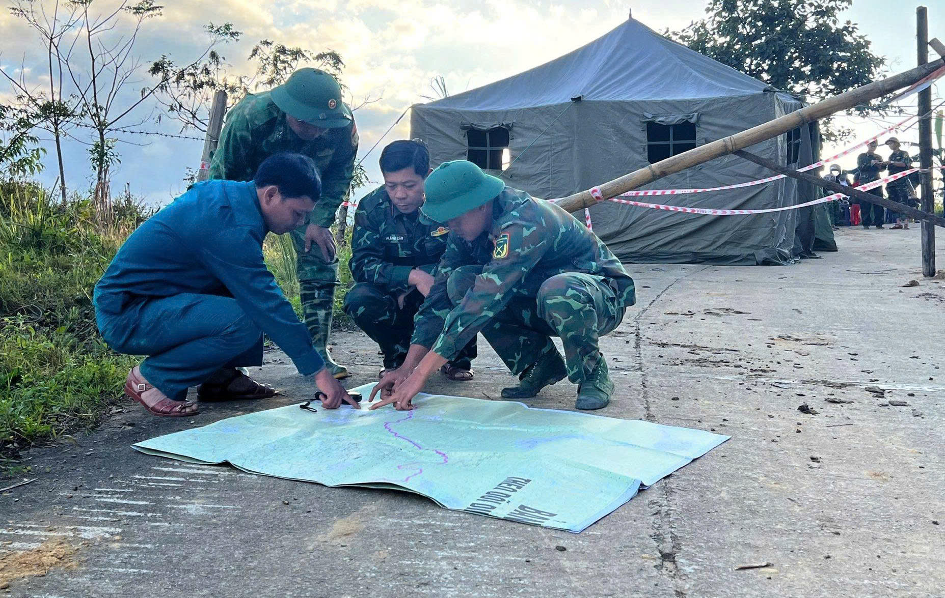 Sạt lở núi đá chảy như thác ở Đà Nẵng: Dùng flycam, chó nghiệp vụ tìm người- Ảnh 3. Sạt lở núi đá chảy như thác ở Đà Nẵng: Dùng flycam, chó nghiệp vụ tìm người- Ảnh 3.