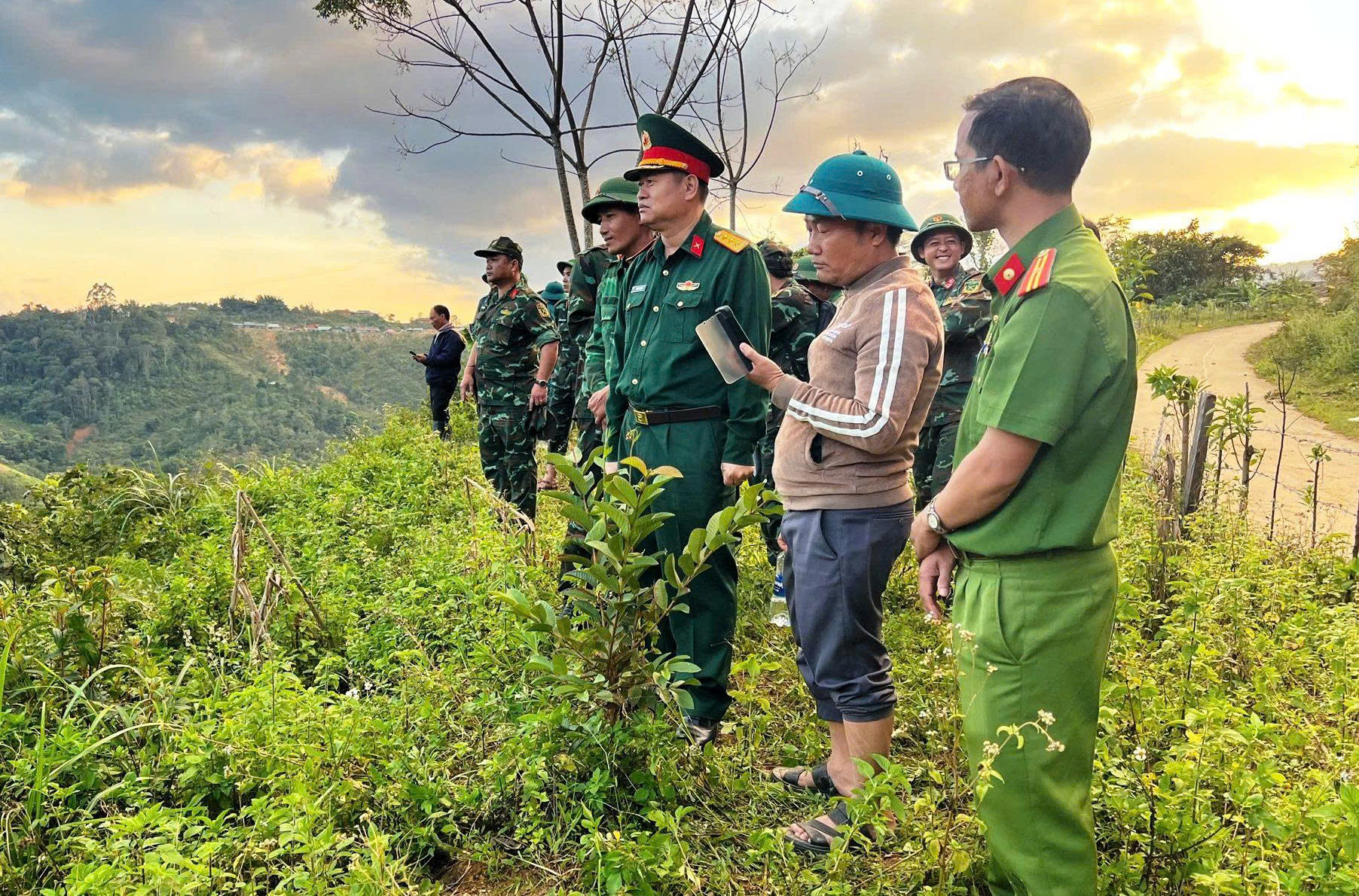 Sạt lở núi đá chảy như thác ở Đà Nẵng: Dùng flycam, chó nghiệp vụ tìm người- Ảnh 1. Sạt lở núi đá chảy như thác ở Đà Nẵng: Dùng flycam, chó nghiệp vụ tìm người- Ảnh 1.