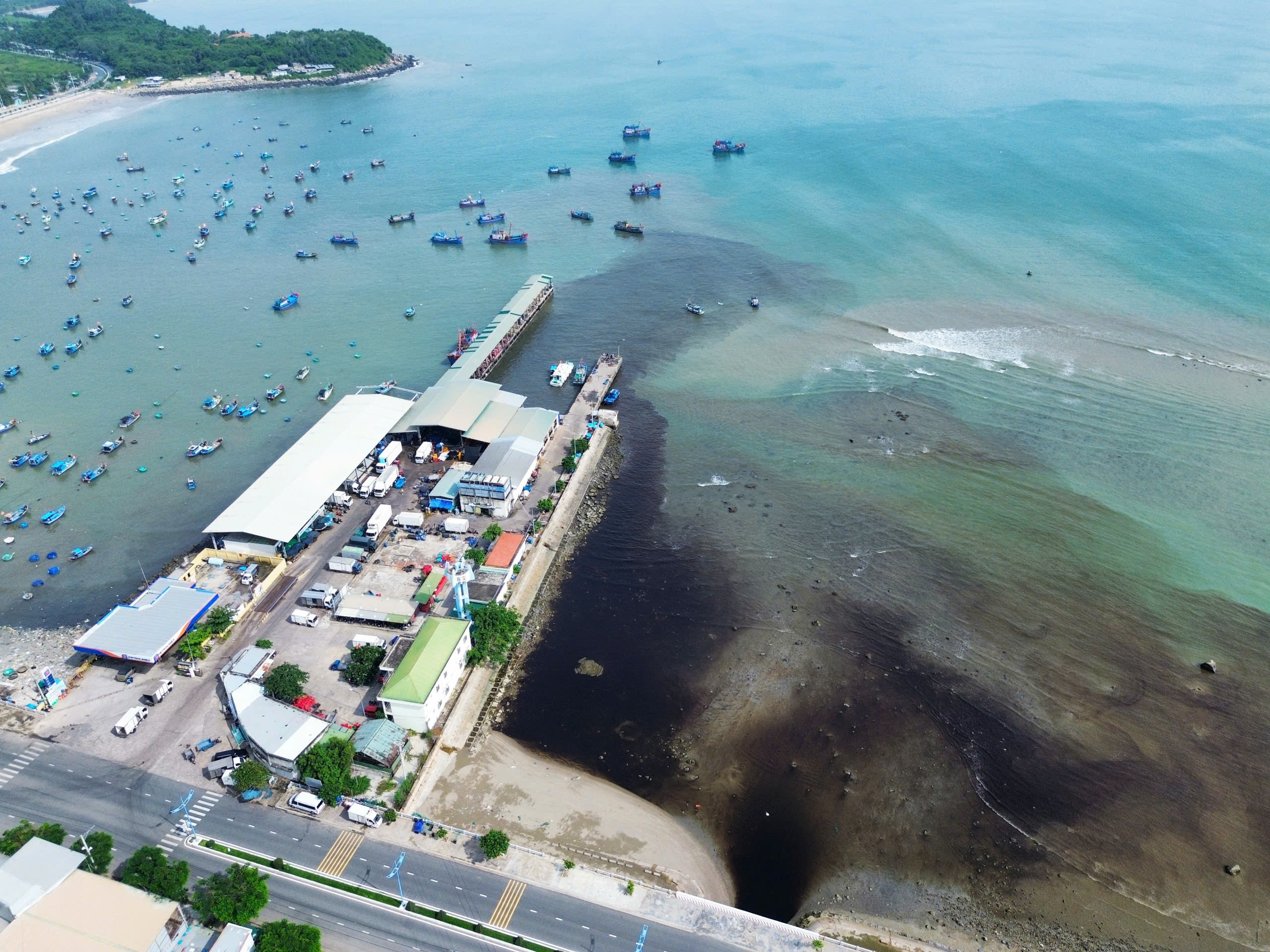 Khánh Hòa đề xuất giải pháp xử lý nước rỉ rác chảy ra biển Nha Trang - Ảnh 1.