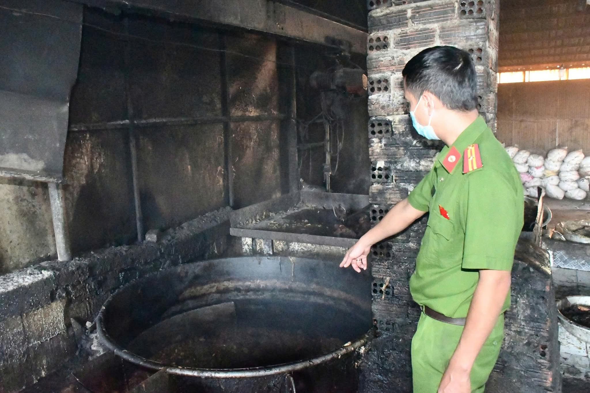 Đà Nẵng: Rùng mình cơ sở nấu mỡ động vật bẩn hoạt động giữa nghĩa trang- Ảnh 5. Đà Nẵng: Rùng mình cơ sở nấu mỡ động vật bẩn hoạt động giữa nghĩa trang- Ảnh 5.