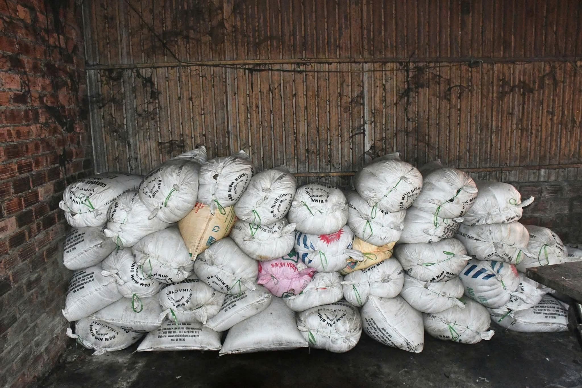 Đà Nẵng: Rùng mình cơ sở nấu mỡ động vật bẩn hoạt động giữa nghĩa trang- Ảnh 6. Đà Nẵng: Rùng mình cơ sở nấu mỡ động vật bẩn hoạt động giữa nghĩa trang- Ảnh 6.