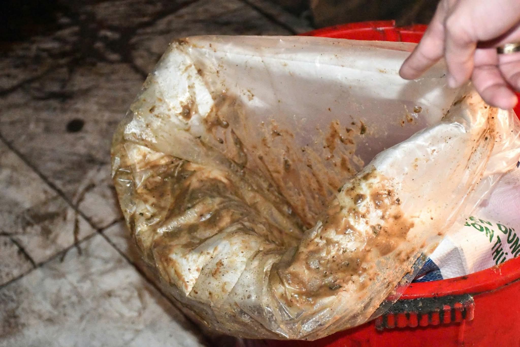 Đà Nẵng: Rùng mình cơ sở nấu mỡ động vật bẩn hoạt động giữa nghĩa trang- Ảnh 8. Đà Nẵng: Rùng mình cơ sở nấu mỡ động vật bẩn hoạt động giữa nghĩa trang- Ảnh 8.