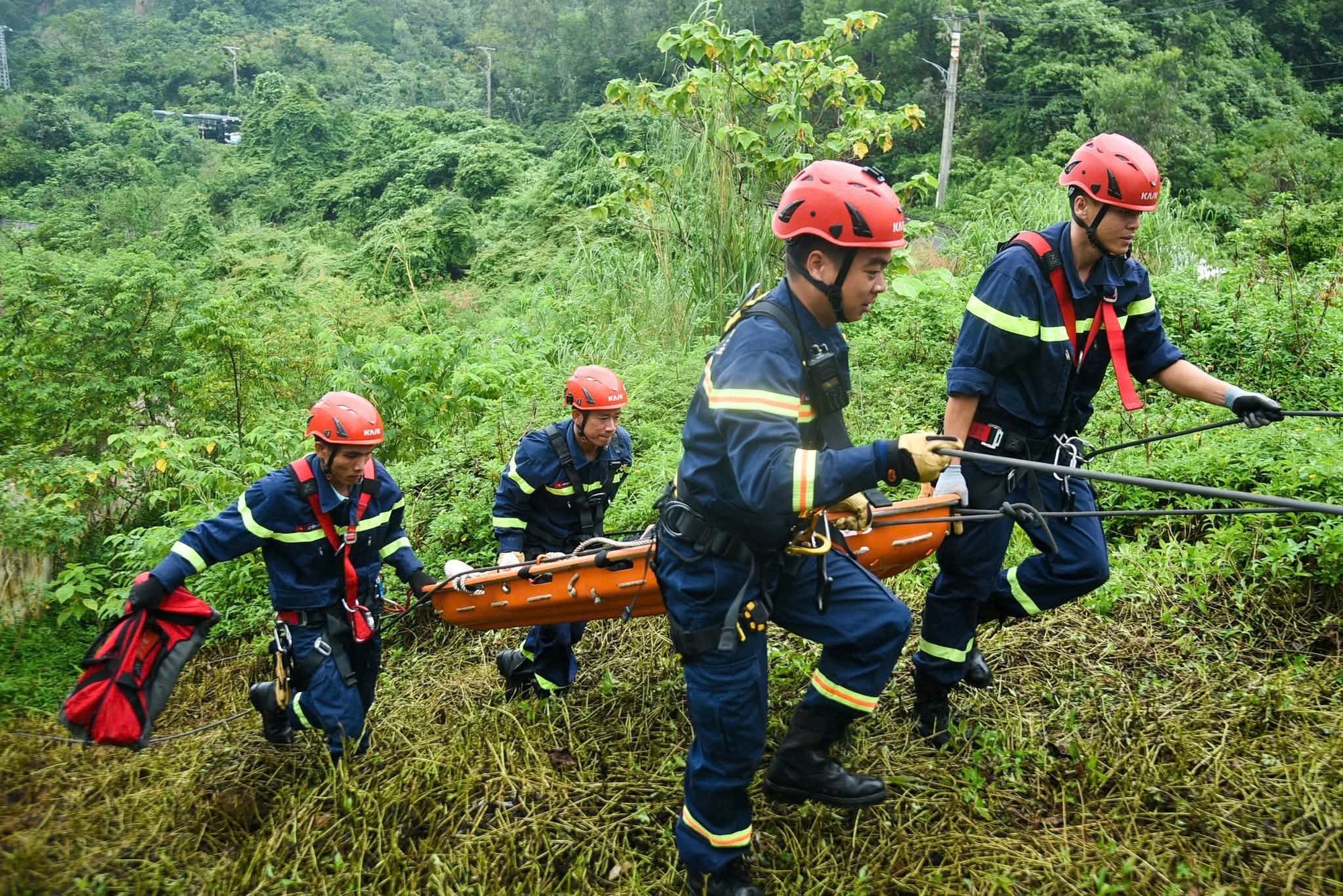 Cảnh sát đu dây diễn tập cứu người dưới vực sâu ở bán đảo Sơn Trà- Ảnh 5. Cảnh sát đu dây diễn tập cứu người dưới vực sâu ở bán đảo Sơn Trà- Ảnh 5.