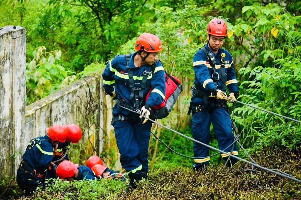 Cảnh sát đu dây diễn tập cứu người dưới vực sâu ở bán đảo Sơn Trà- Ảnh 3. Cảnh sát đu dây diễn tập cứu người dưới vực sâu ở bán đảo Sơn Trà- Ảnh 3.