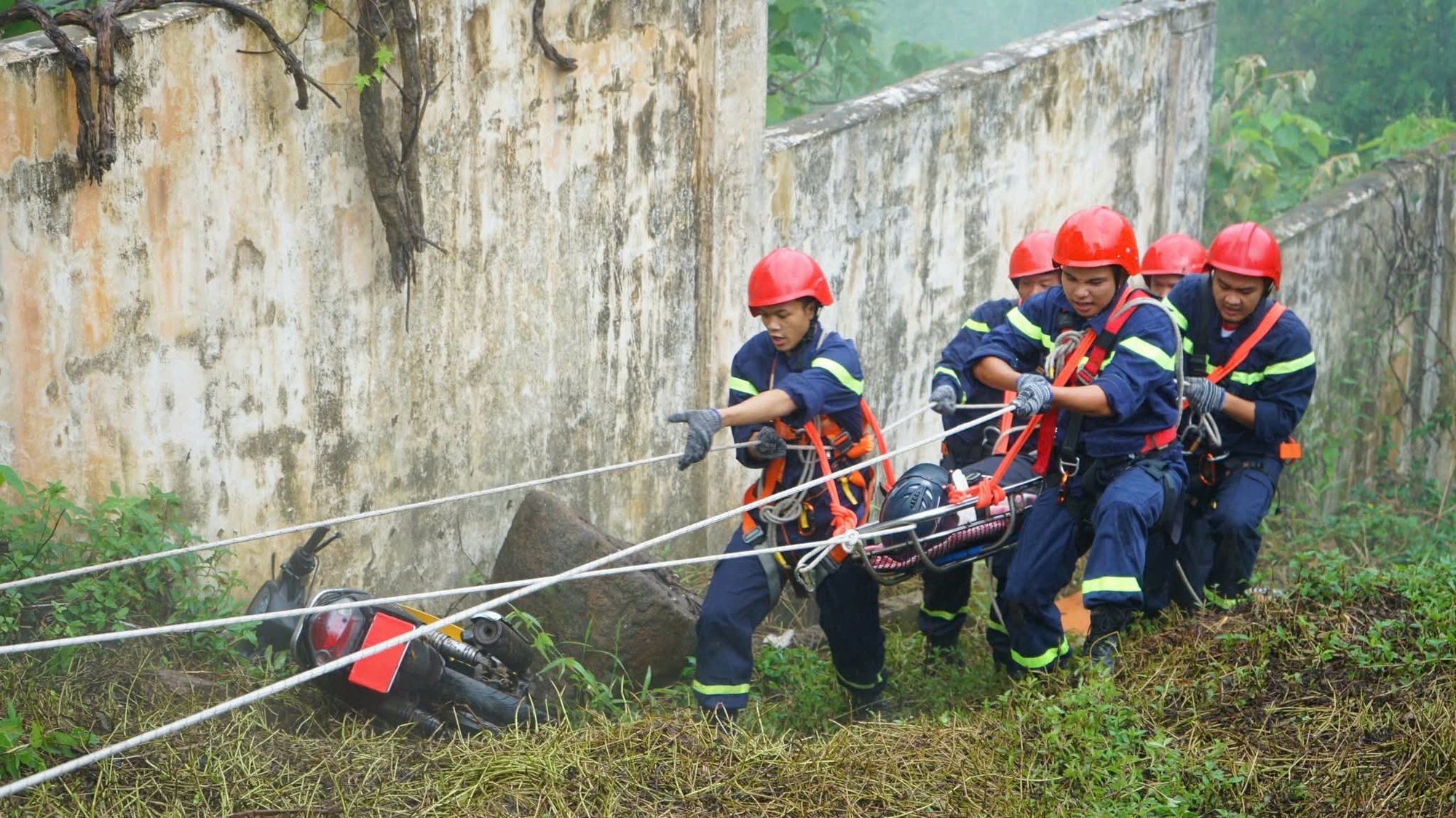 Cảnh sát đu dây diễn tập cứu người dưới vực sâu ở bán đảo Sơn Trà- Ảnh 4. Cảnh sát đu dây diễn tập cứu người dưới vực sâu ở bán đảo Sơn Trà- Ảnh 4.