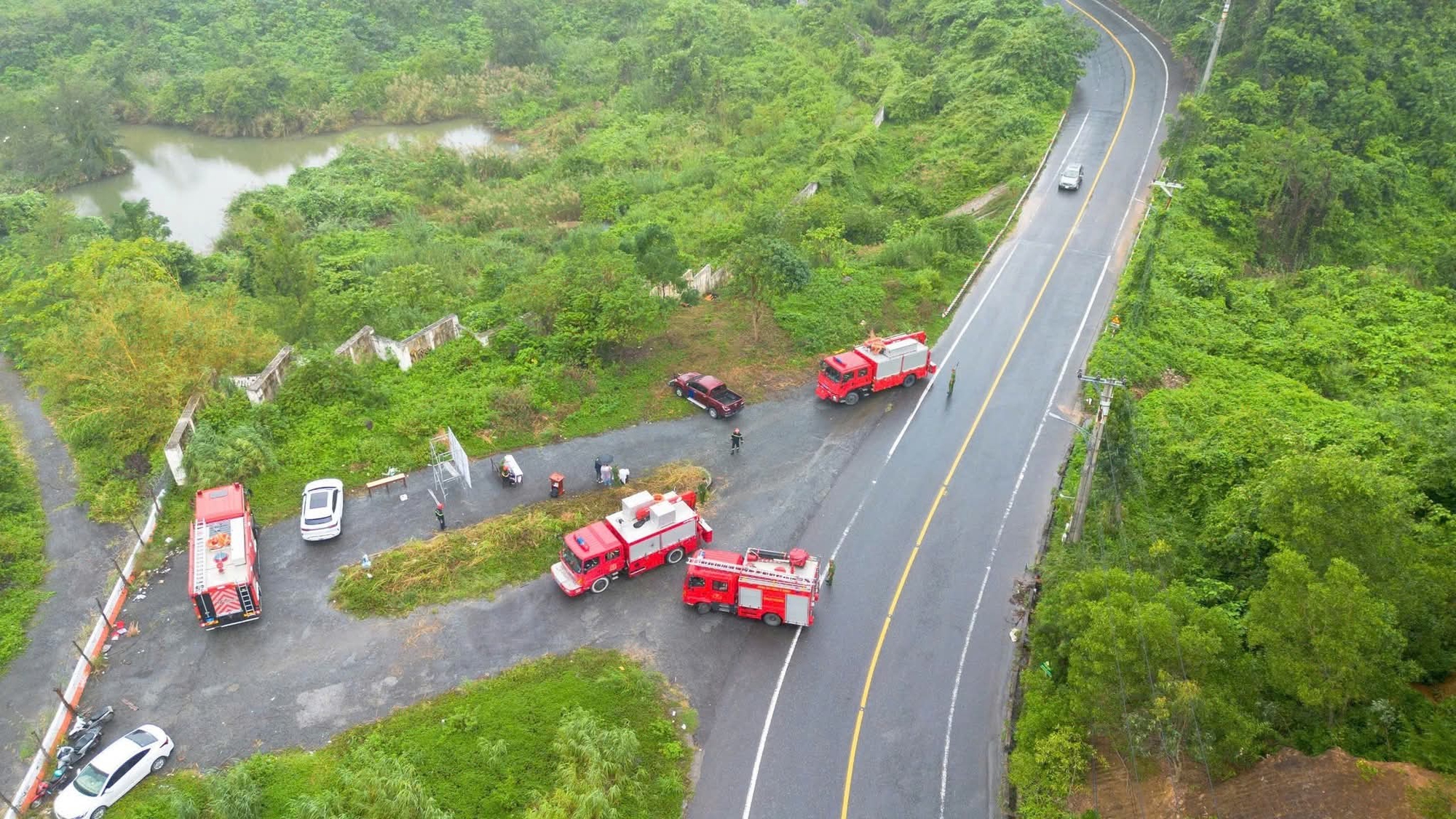 Cảnh sát đu dây diễn tập cứu người dưới vực sâu ở bán đảo Sơn Trà- Ảnh 6.
