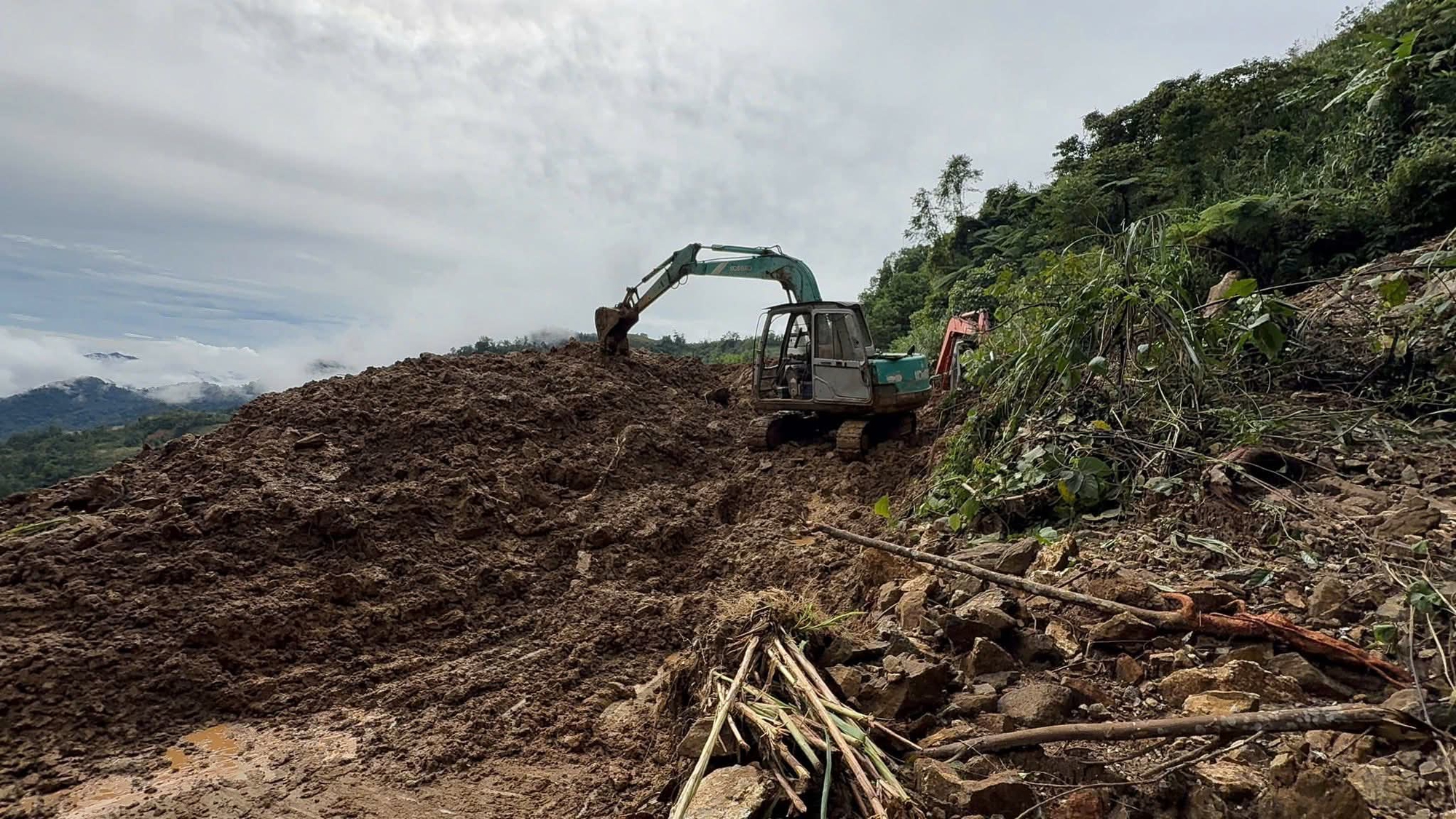Đà Nẵng: Sau mưa lũ lịch sử, thầy cô gõ cửa đưa học sinh ra lại lớp- Ảnh 1.