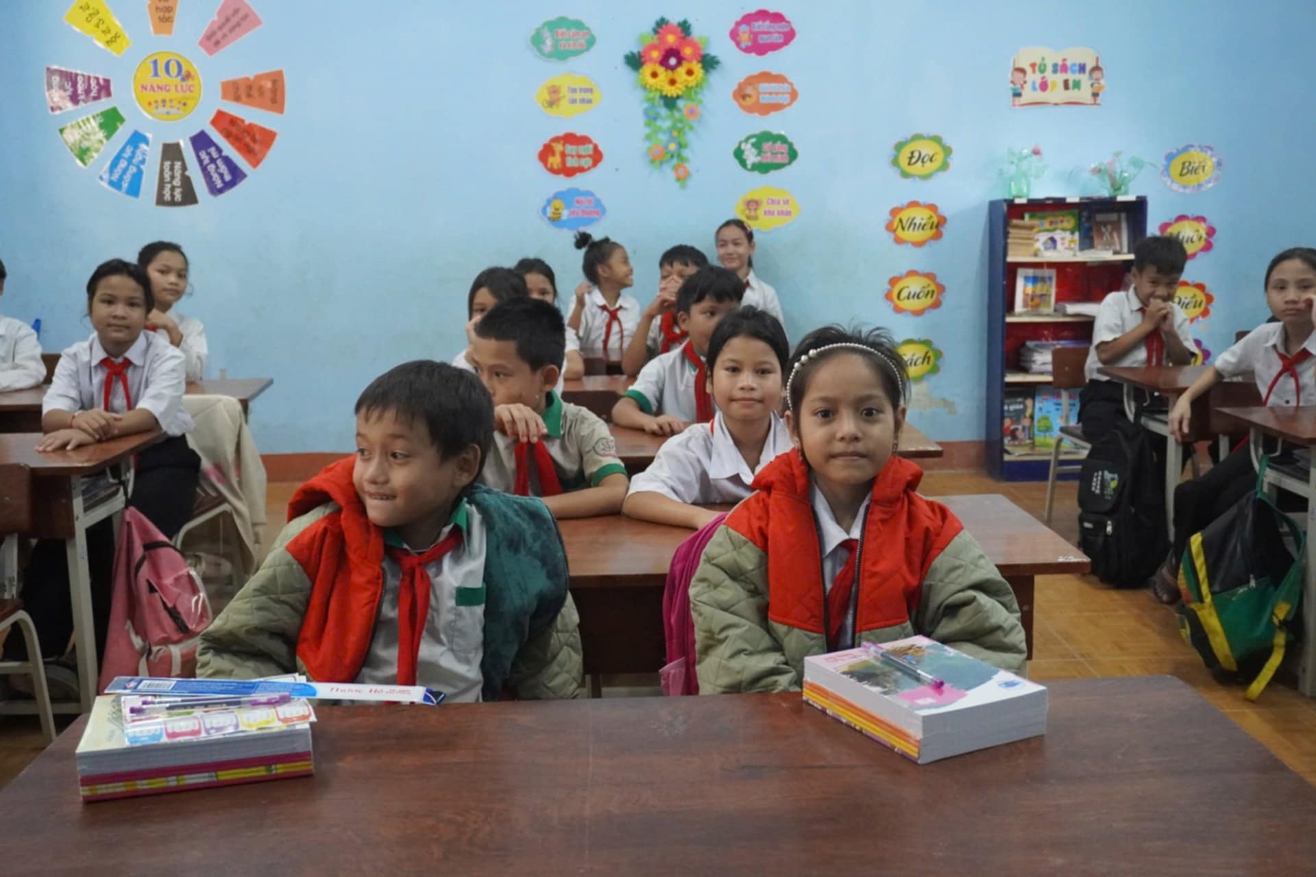 Đà Nẵng: Sau mưa lũ lịch sử, thầy cô gõ cửa đưa học sinh ra lại lớp- Ảnh 3.