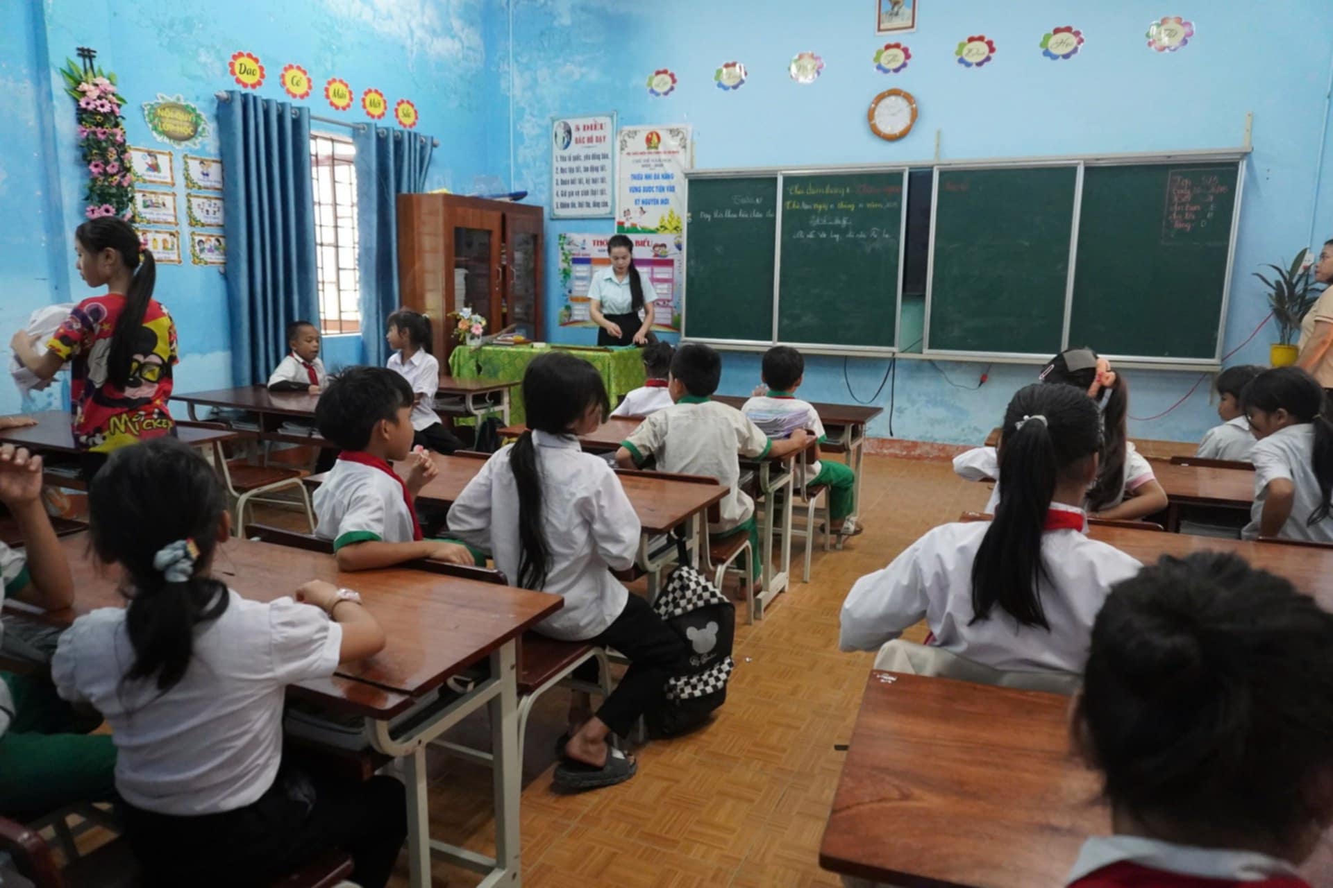 Đà Nẵng: Sau mưa lũ lịch sử, thầy cô gõ cửa đưa học sinh ra lại lớp- Ảnh 4.