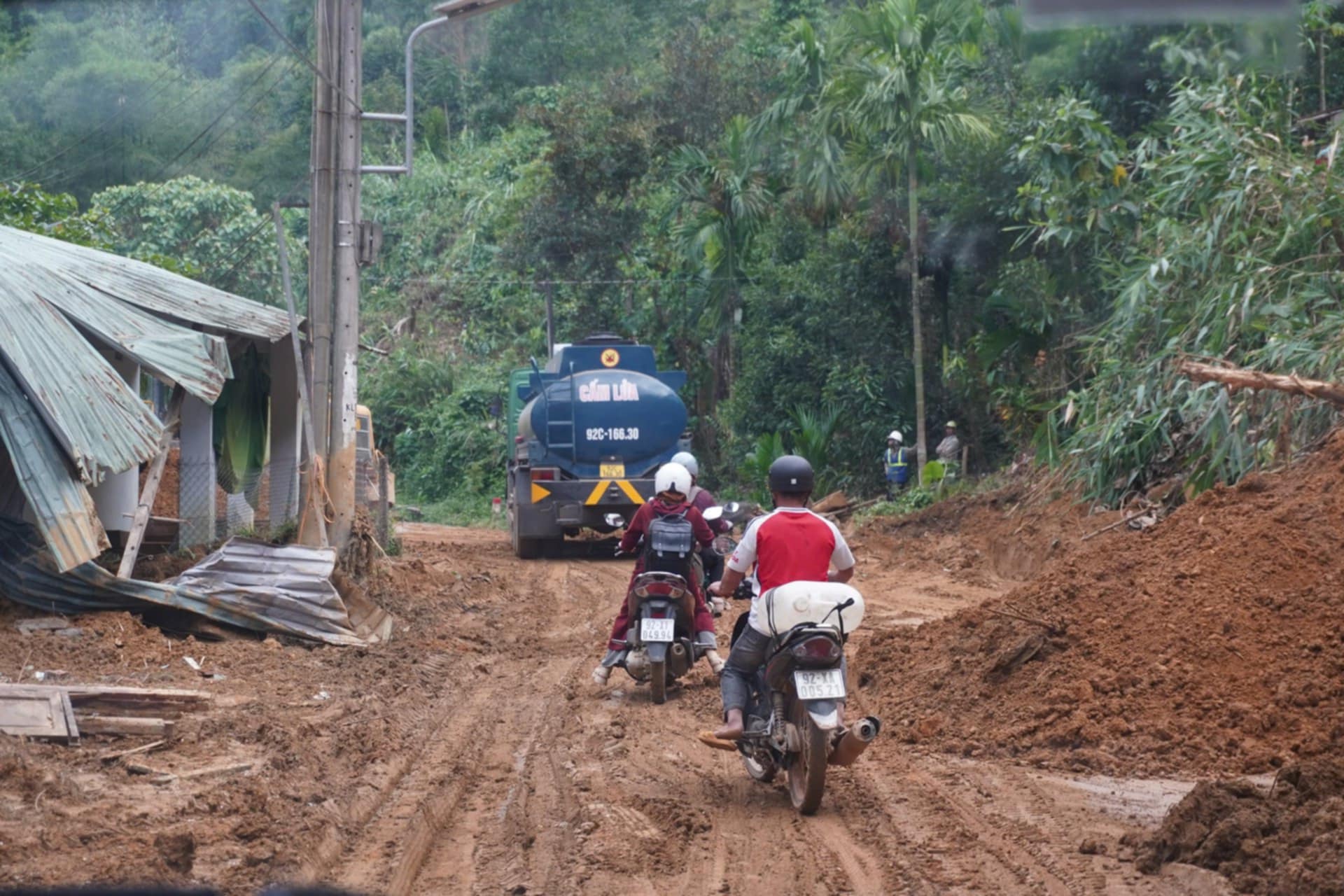 Đà Nẵng: Sau mưa lũ lịch sử, thầy cô gõ cửa đưa học sinh ra lại lớp- Ảnh 2.