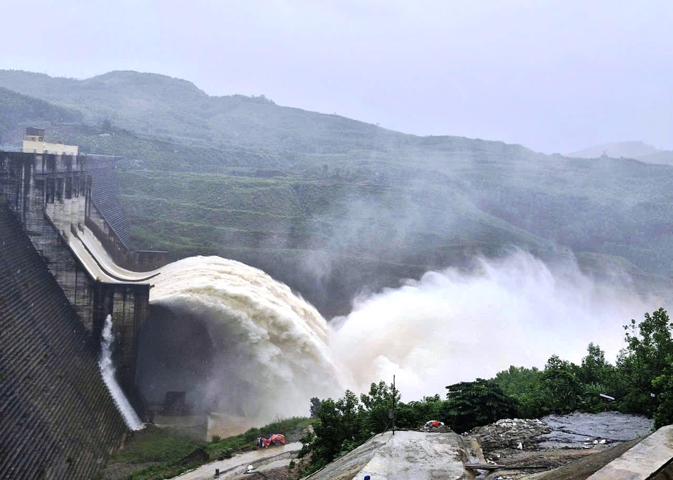 Cấp thiết giải quyết ngập lụt: Thủy điện không thể vô can - Ảnh 1.