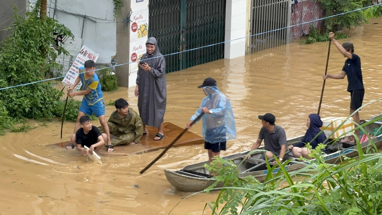 Cấp thiết giải quyết ngập lụt - Ảnh 1.