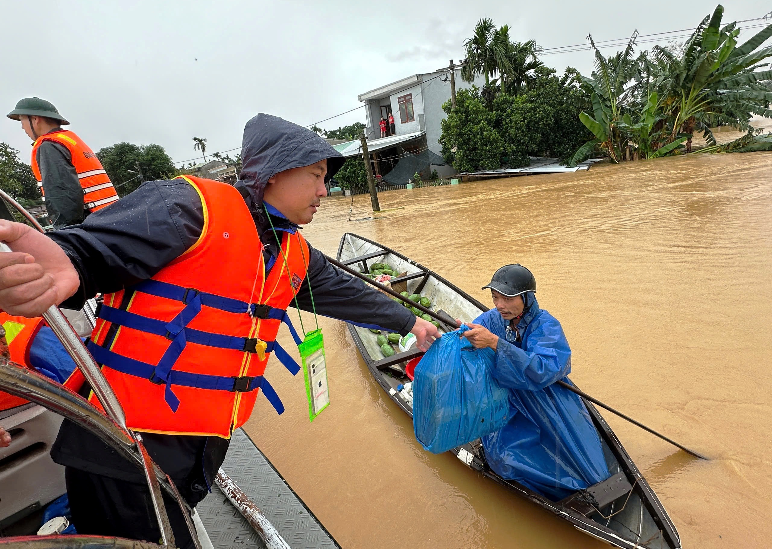 Cấp thiết giải quyết ngập lụt: Thủy điện không thể vô can - Ảnh 4.