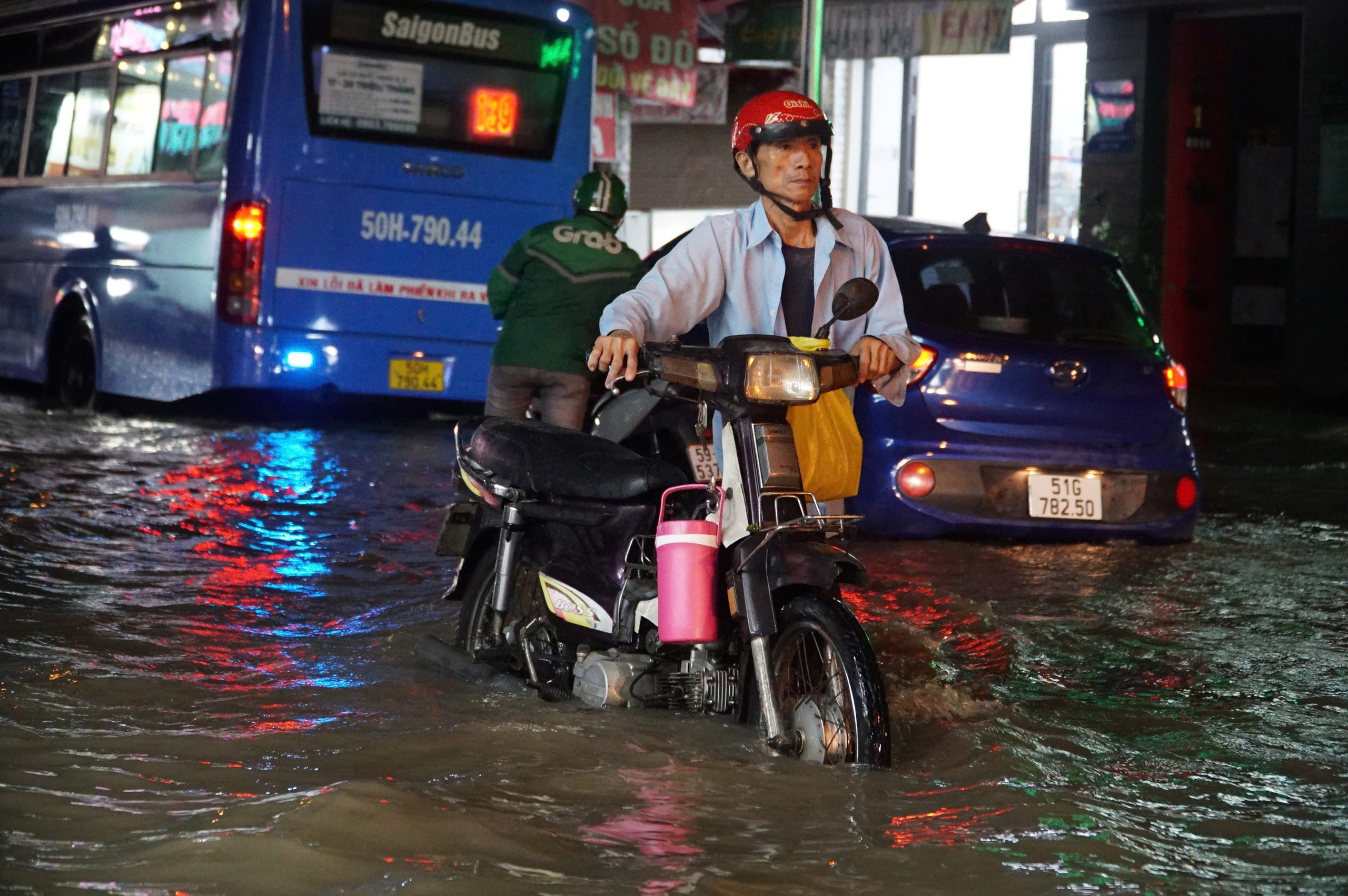 La Nina khiến mưa bão, rét đậm rét hại kéo dài
- Ảnh 1. La Nina khiến mưa bão, rét đậm rét hại kéo dài
- Ảnh 1.