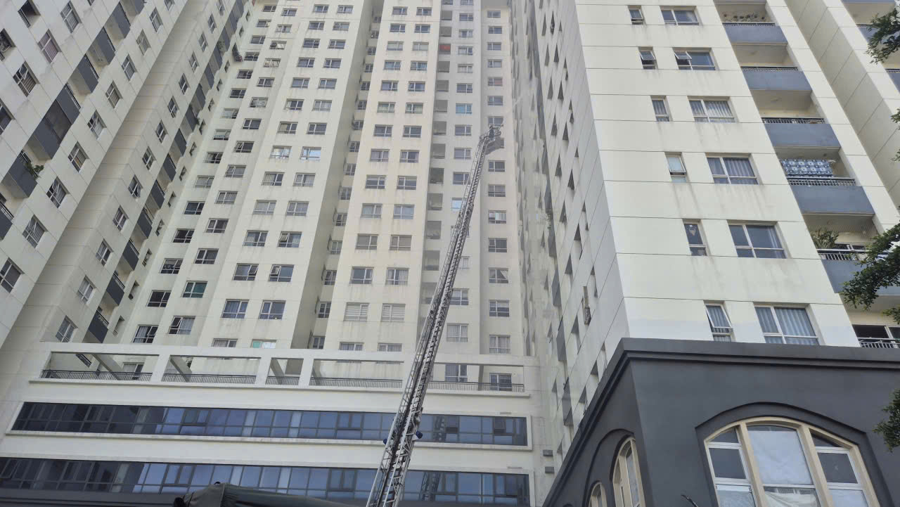 TP.HCM: Cháy căn hộ tầng 12 chung cư Dream Home Palace- Ảnh 2. TP.HCM: Cháy căn hộ tầng 12 chung cư Dream Home Palace- Ảnh 2.