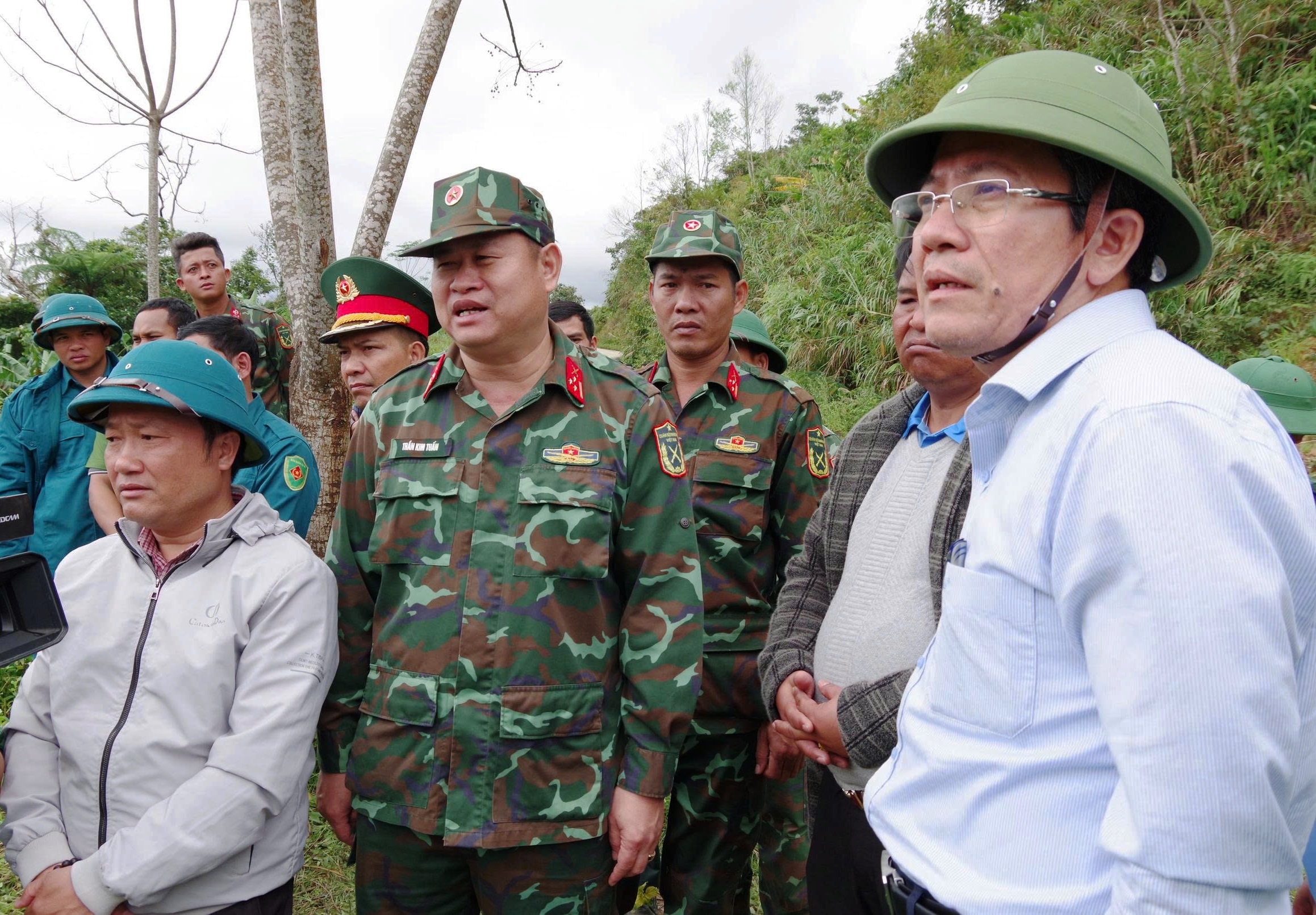 Sạt lở núi ở Đà Nẵng: Hiện trường nguy hiểm, chờ thời cơ tìm 3 người mất tích- Ảnh 1. Sạt lở núi ở Đà Nẵng: Hiện trường nguy hiểm, chờ thời cơ tìm 3 người mất tích- Ảnh 1.