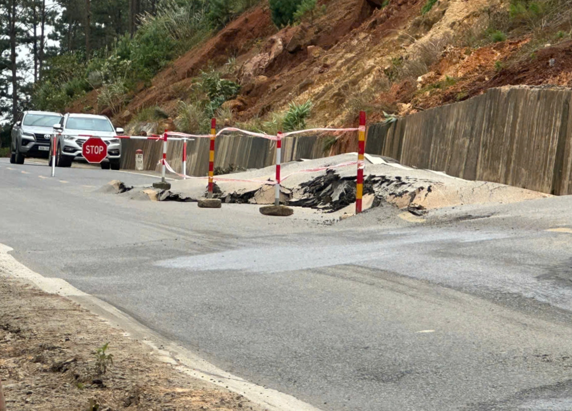 QL24 qua xã Măng Đen bị sụt lún nghiêm trọng - Ảnh 3.