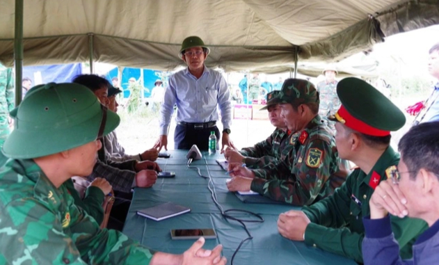 Sạt lở núi ở Đà Nẵng: Hiện trường nguy hiểm, chờ thời cơ tìm 3 người mất tích- Ảnh 3. Sạt lở núi ở Đà Nẵng: Hiện trường nguy hiểm, chờ thời cơ tìm 3 người mất tích- Ảnh 3.
