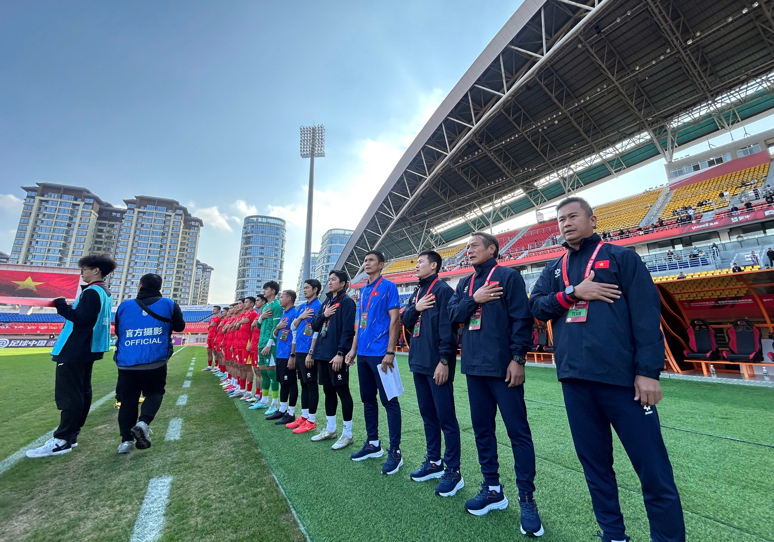 HLV Đinh Hồng Vinh chỉ thẳng lý do U.23 Việt Nam thua U.23 Uzbekistan: Tiếc nhưng vẫn… hài lòng!- Ảnh 2. HLV Đinh Hồng Vinh chỉ thẳng lý do U.23 Việt Nam thua U.23 Uzbekistan: Tiếc nhưng vẫn… hài lòng!- Ảnh 2.