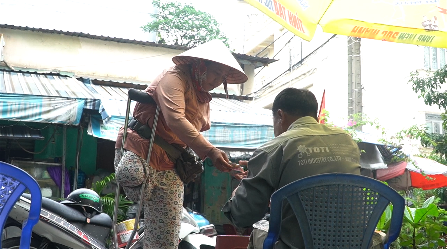 V&igrave; con m&agrave; sống: Mẹ khuyết tật 1 tay, 1 ch&acirc;n, b&aacute;n v&eacute; số nu&ocirc;i con v&agrave;o đại học - Ảnh 1.