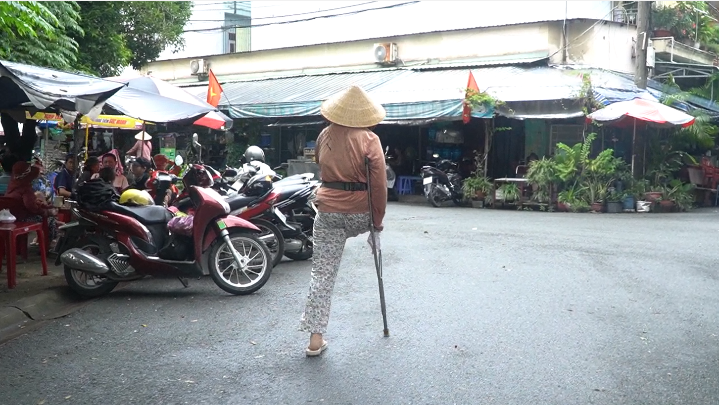 V&igrave; con m&agrave; sống: Mẹ khuyết tật 1 tay, 1 ch&acirc;n, b&aacute;n v&eacute; số nu&ocirc;i con v&agrave;o đại học - Ảnh 2.