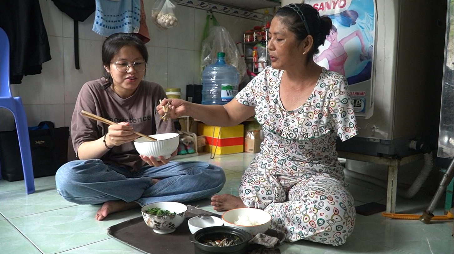 V&igrave; con m&agrave; sống: Mẹ khuyết tật 1 tay, 1 ch&acirc;n, b&aacute;n v&eacute; số nu&ocirc;i con v&agrave;o đại học - Ảnh 3.