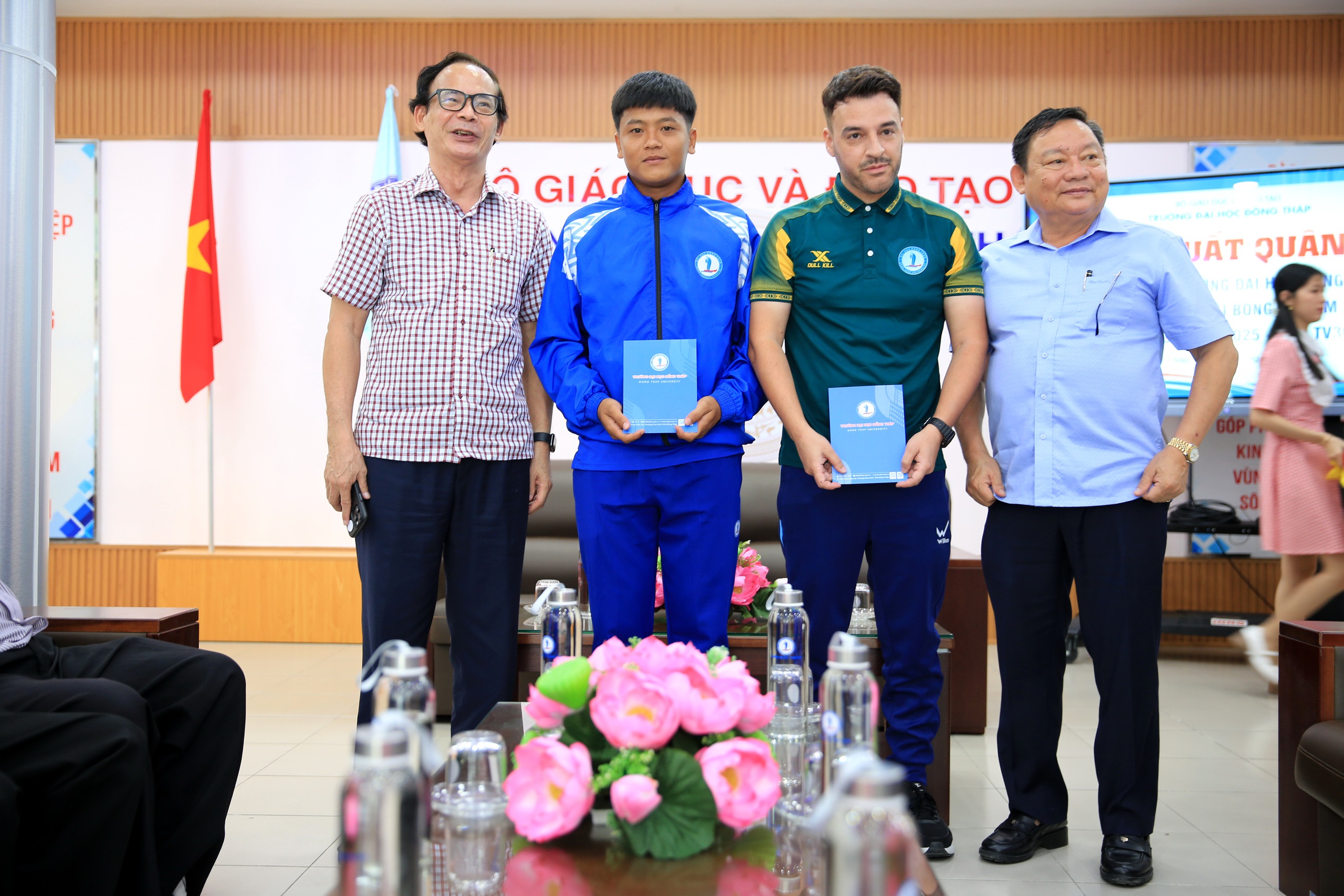 Trường ĐH Đồng Tháp 'chơi lớn' có HLV ngoại, chi hơn nửa tỉ đồng giải sinh viên - Ảnh 2.