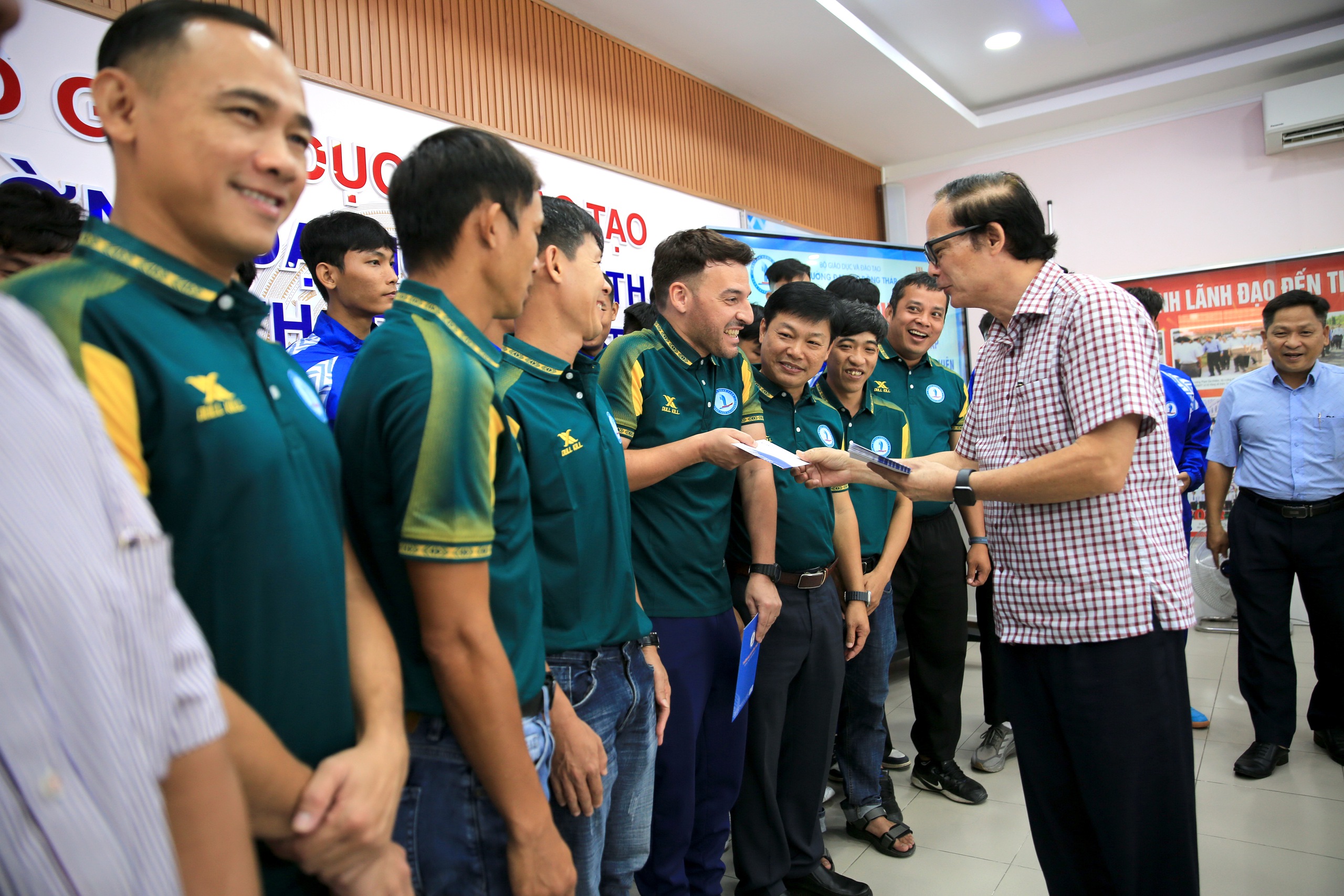 Trường ĐH Đồng Tháp 'chơi lớn' có HLV ngoại, chi hơn nửa tỉ đồng giải sinh viên - Ảnh 6.