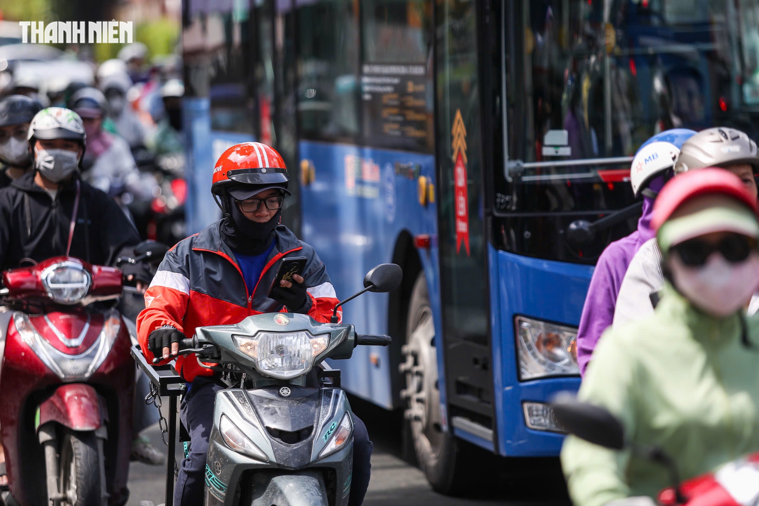 Dùng điện thoại khi lái xe trên đường phố TP.HCM: Thói quen khó bỏ? - Ảnh 16.